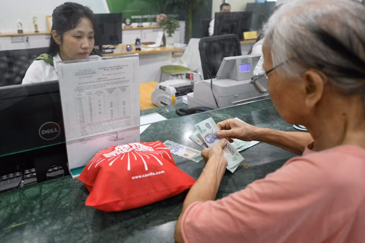 Nhiều ngân hàng tiếp tục giảm lãi suất.