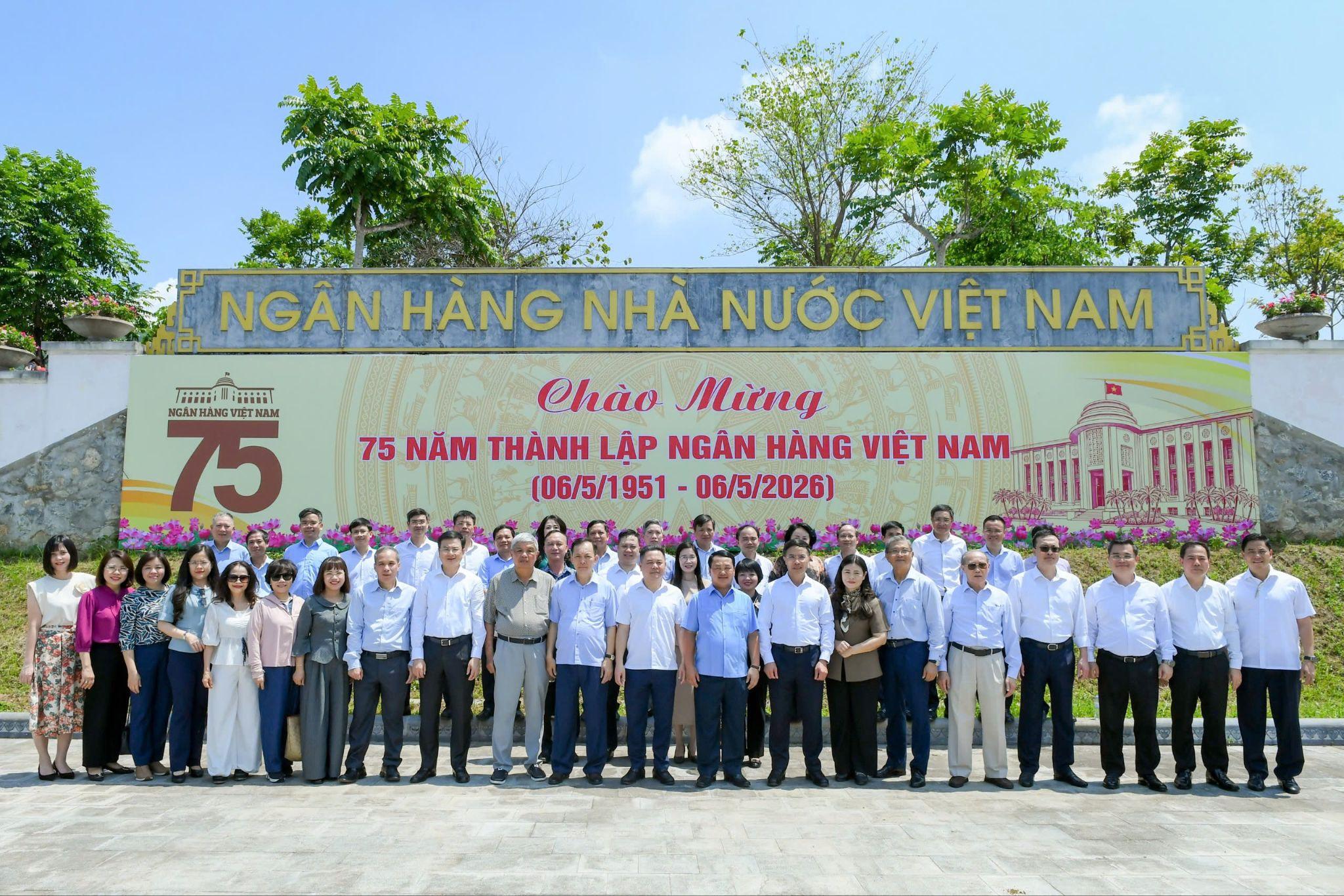 Các đồng chí Lãnh đạo, các đại biểu và đoàn công tác chụp ảnh kỷ niệm tại Khu di tích lịch sử ngành Ngân hàng