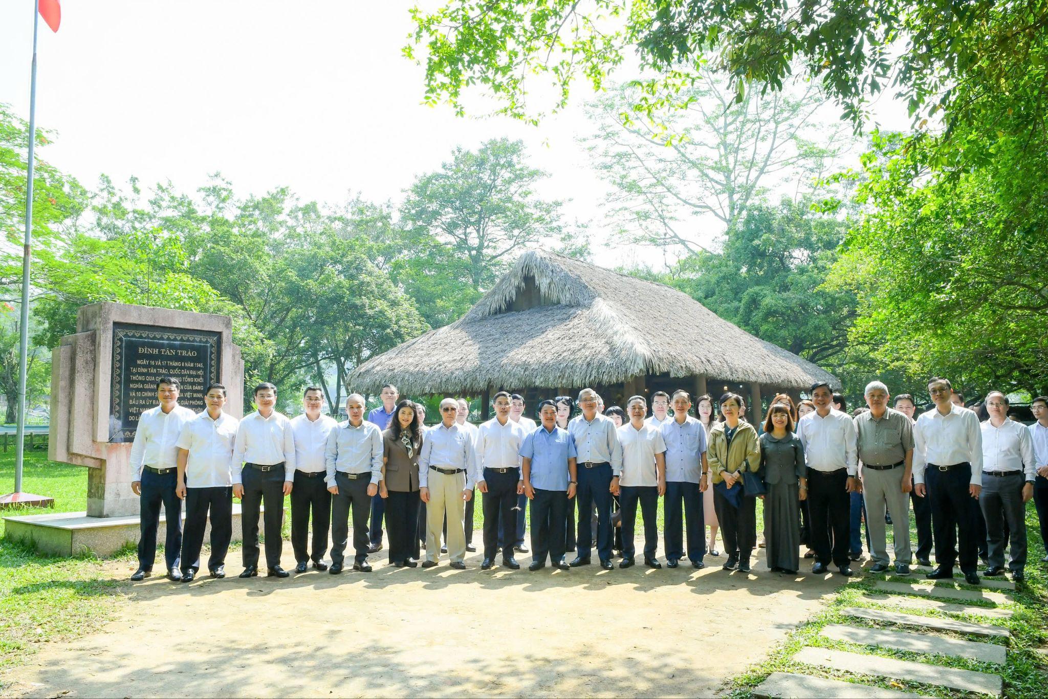 Các đồng chí Lãnh đạo, các đại biểu và đoàn công tác thăm Đình Tân Trào, nơi diễn ra Quốc dân Đại hội ngày 16-17/8/1945 quyết định Tổng khởi nghĩa giành chính quyền