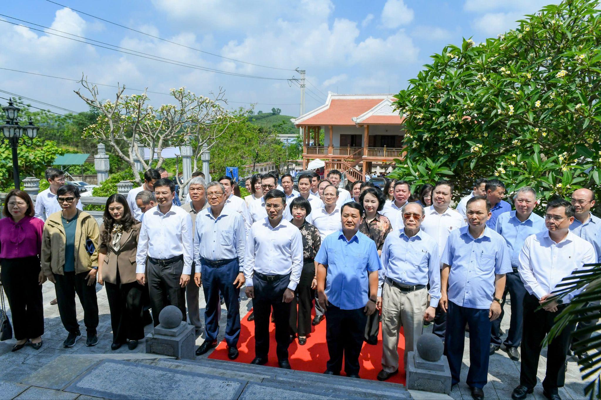 Đồng Chí Phạm Đức Ấn, Thống đốc NHNN và Đồng chí Hầu A Lềnh, Bí thư Tỉnh ủy Tuyên Quang cùng các đồng chí Lãnh đạo NHNN, các đại biểu và đoàn công tác dâng hoa, dâng hương tại Tháp Thông Thiên thuộc Khu di tích lịch sử ngành Ngân hàng
