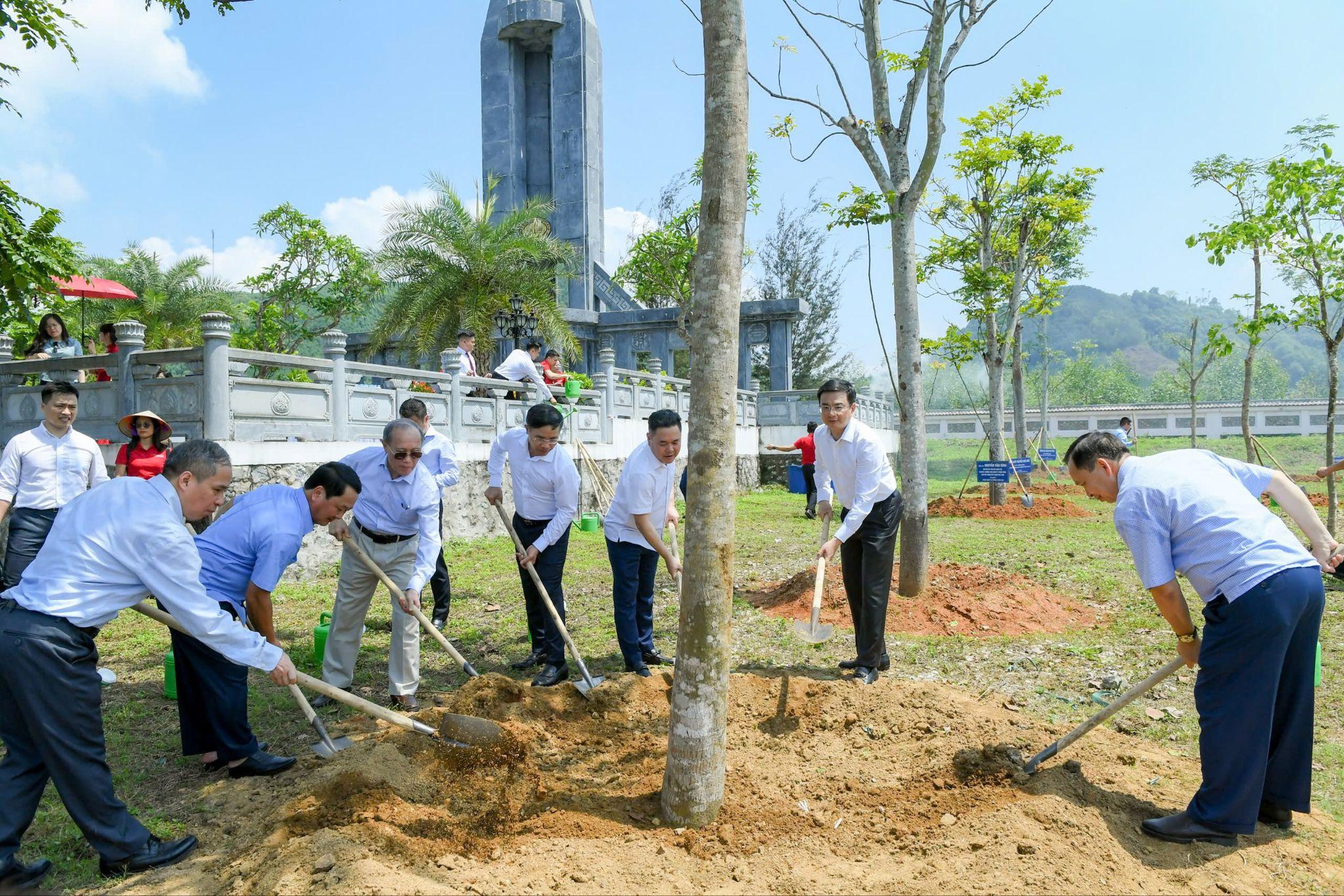 Các đồng chí Lãnh đạo, nguyên Lãnh đạo NHNN trồng cây tại Khu di tích Lịch sử ngành Ngân hàng
