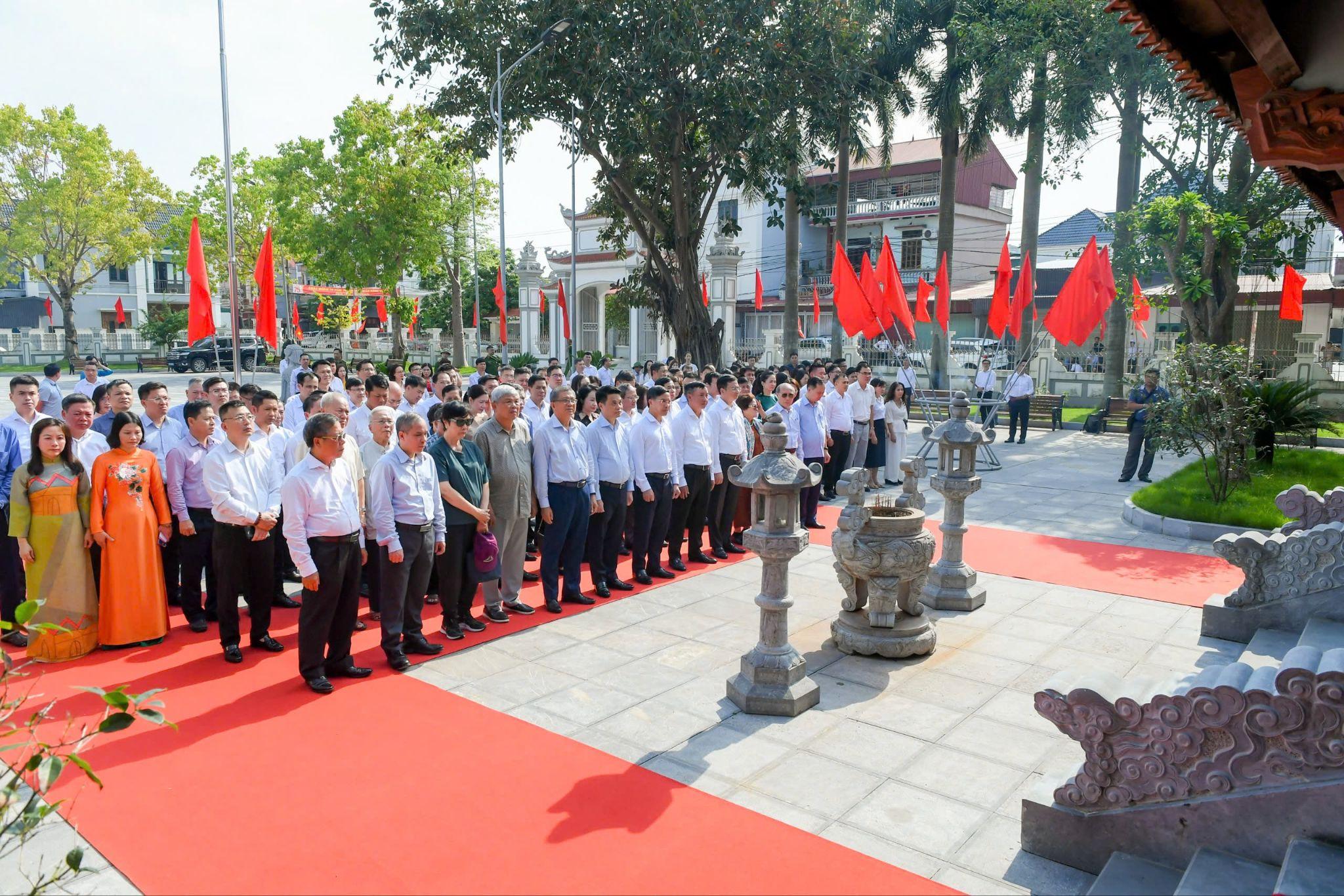 Các đồng chí Lãnh đạo, các đại biểu và đoàn công tác thực hiện nghi lễ dâng hương, dâng hoa trước nhà tưởng niệm đồng chí Nguyễn Lương Bằng