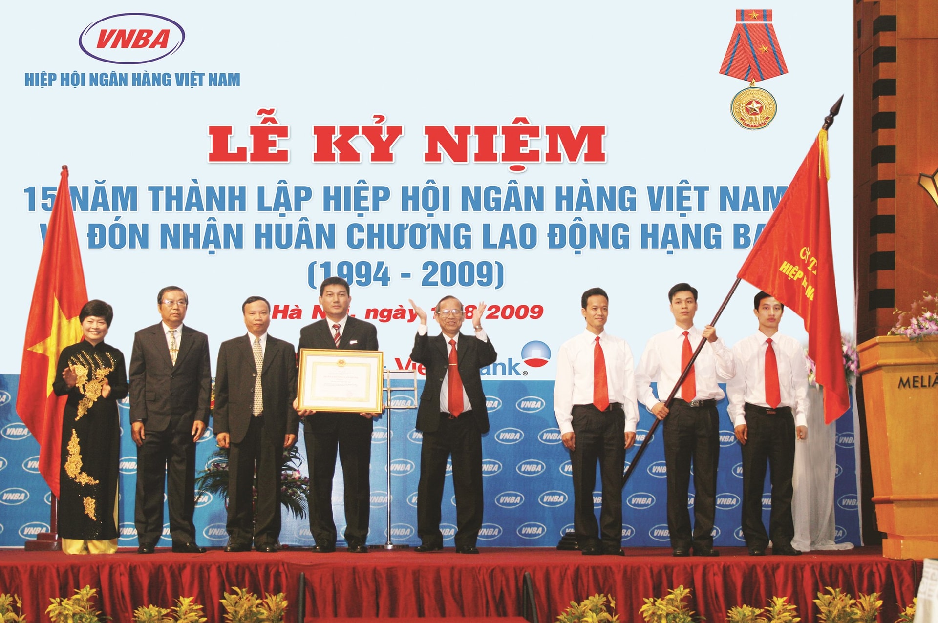 Kỷ niệm 15 năm thành lập, Hiệp hội Ngân hàng Việt Nam vinh dự đón nhận Huân chương Lao động hạng Ba của Nhà nước trao tặng (tháng 8/2009)