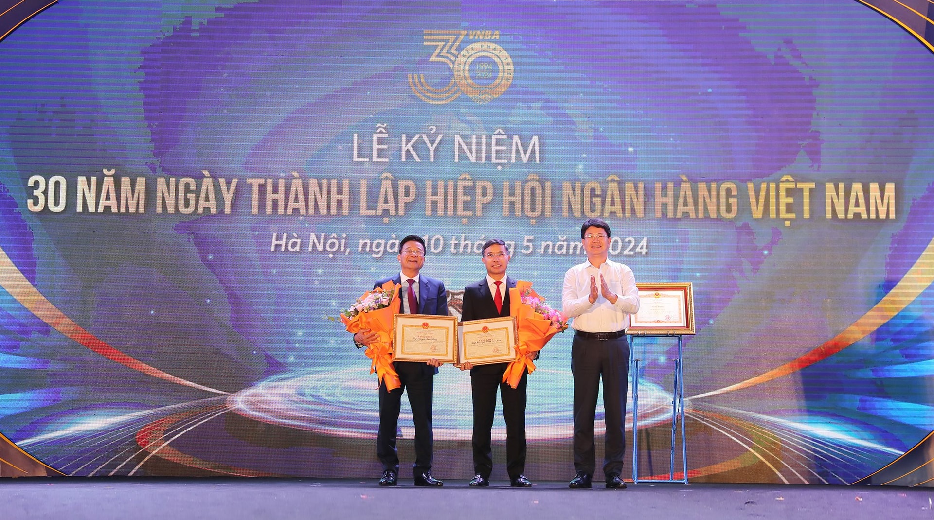 Thứ trưởng Bộ Tư pháp Nguyễn Thanh Tịnh trao Bằng khen của Bộ trưởng Bộ Tư pháp cho Hiệp hội Ngân hàng Việt Nam và cá nhân TS. Nguyễn Quốc Hùng - Phó Chủ tịch kiêm Tổng Thư ký Hiệp hội Ngân hàng Việt Nam nhiệm kỳ VII tại Lễ kỷ niệm 30 năm thành lập
