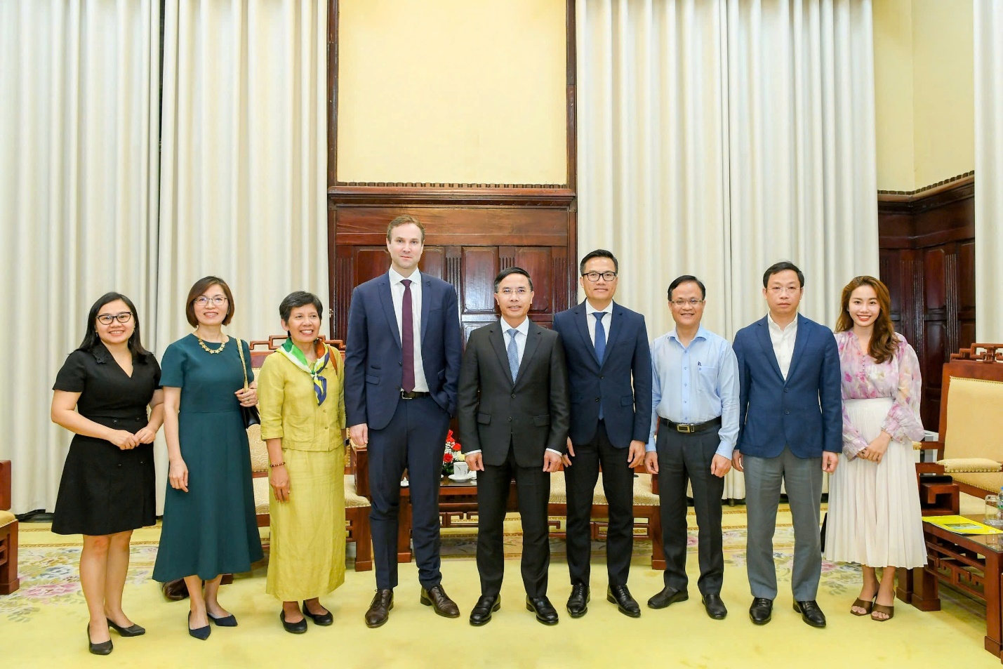 Các đại biểu chụp ảnh lưu niệm