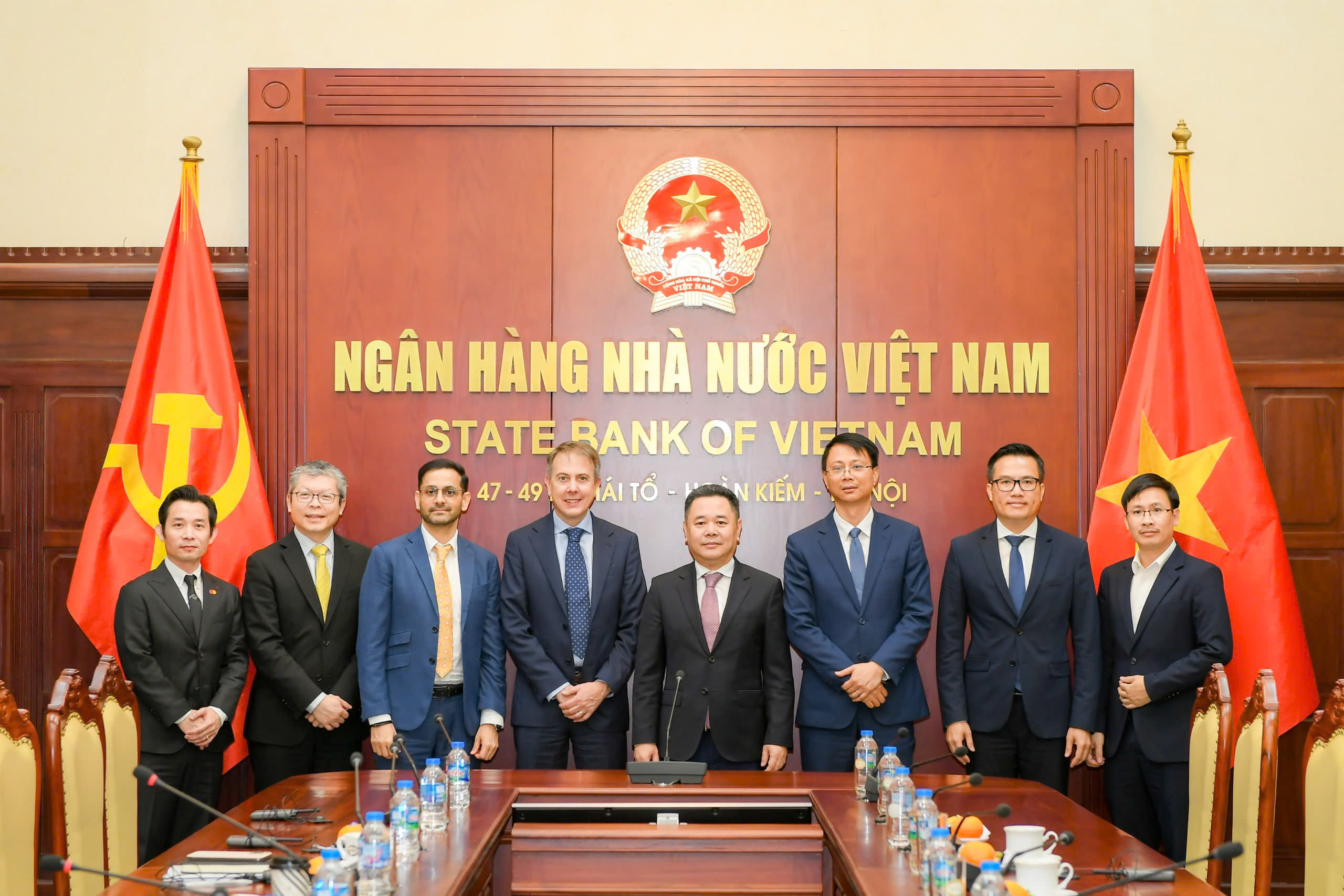 Phó Thống đốc Nguyễn Ngọc Cảnh chụp ảnh lưu niệm cùng đoàn công tác của Mastercard