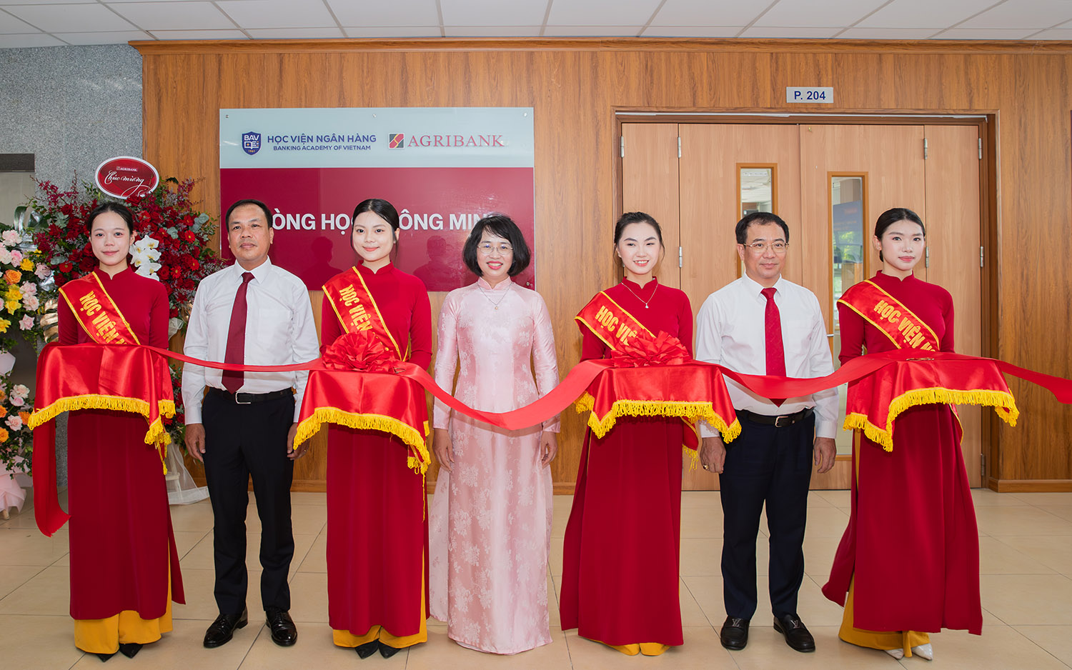 Ông Đoàn Ngọc Lưu - Phó Tổng Giám đốc Agribank, ông Lê Hồng Phúc - Phó Tổng Giám đốc Agribank và PGS.TS Phạm Thị Hoàng Anh - Phó Giám đốc Thường trực Học viện Ngân hàng cắt băng khai trương phòng học thông minh