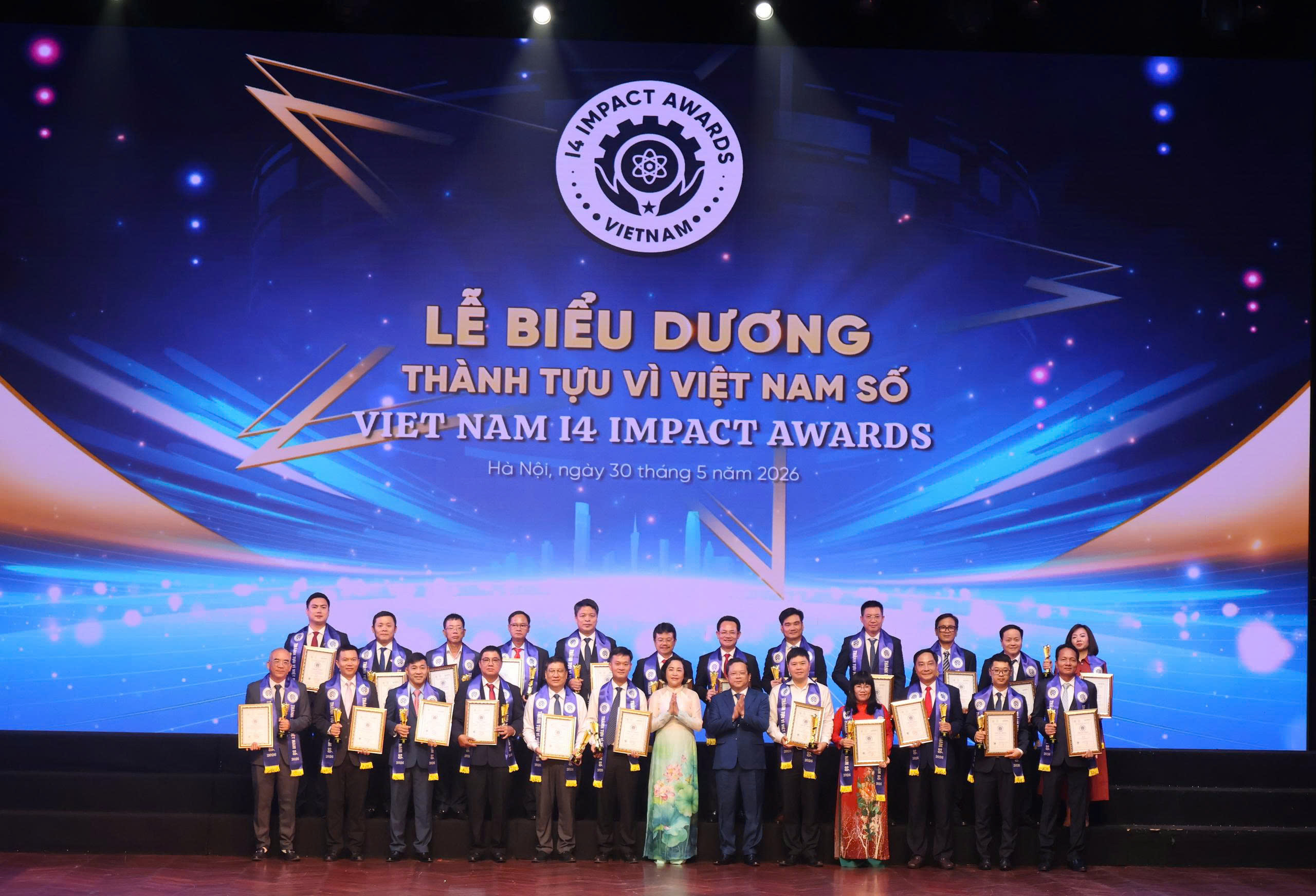 Đại diện Agribank chụp hình lưu niệm cùng Ban Tổ chức chương trình, đại diện Ủy ban Nhân dân tỉnh, các doanh nghiệp được vinh danh