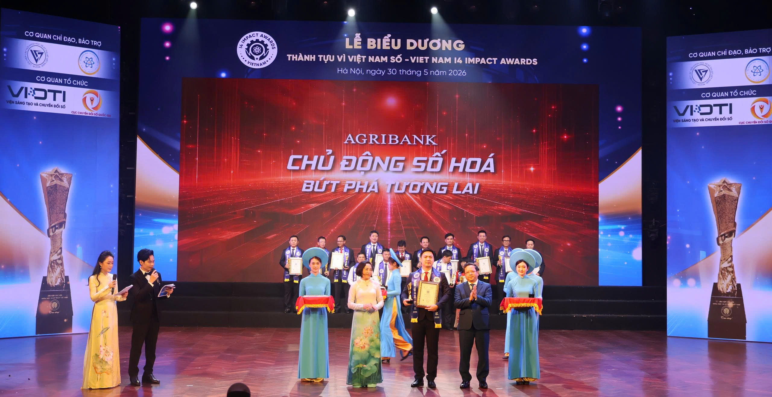 Đại diện Agribank lên nhận biểu dương cho 02 dịch vụ số xuất sắc đạt Thành tựu vì Việt Nam số 2026