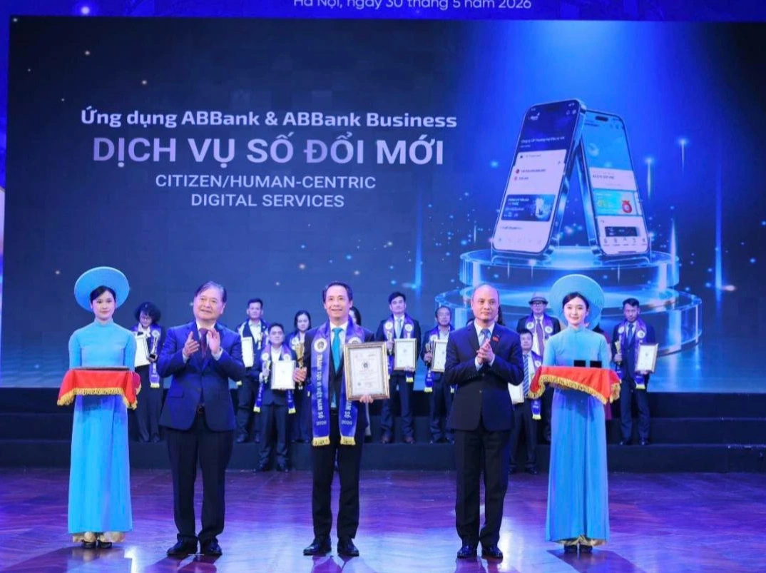 Đại diện ABBank nhận giải thưởng “Dịch vụ số xuất sắc” tại VietNam I4 Impact Awards 2026