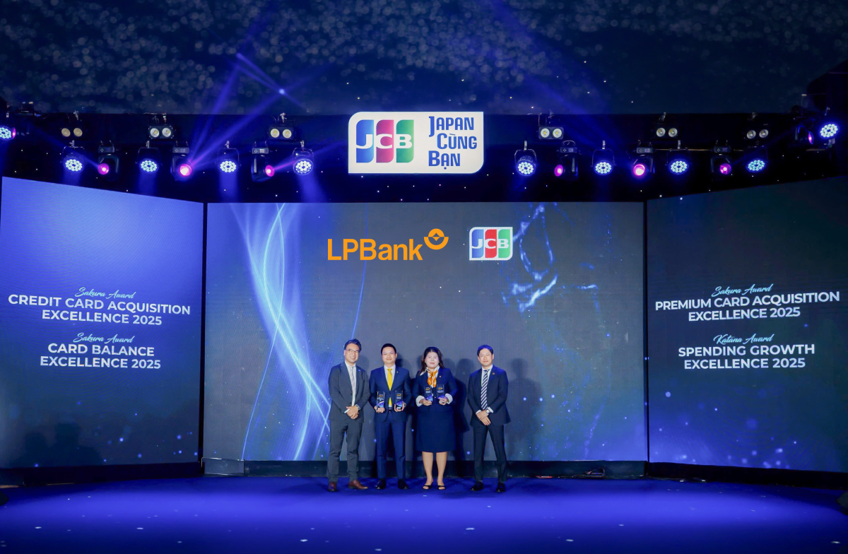 Đại diện LPBank (ở giữa) nhận 4 giải thưởng từ Tổ chức Thẻ Quốc tế JCB