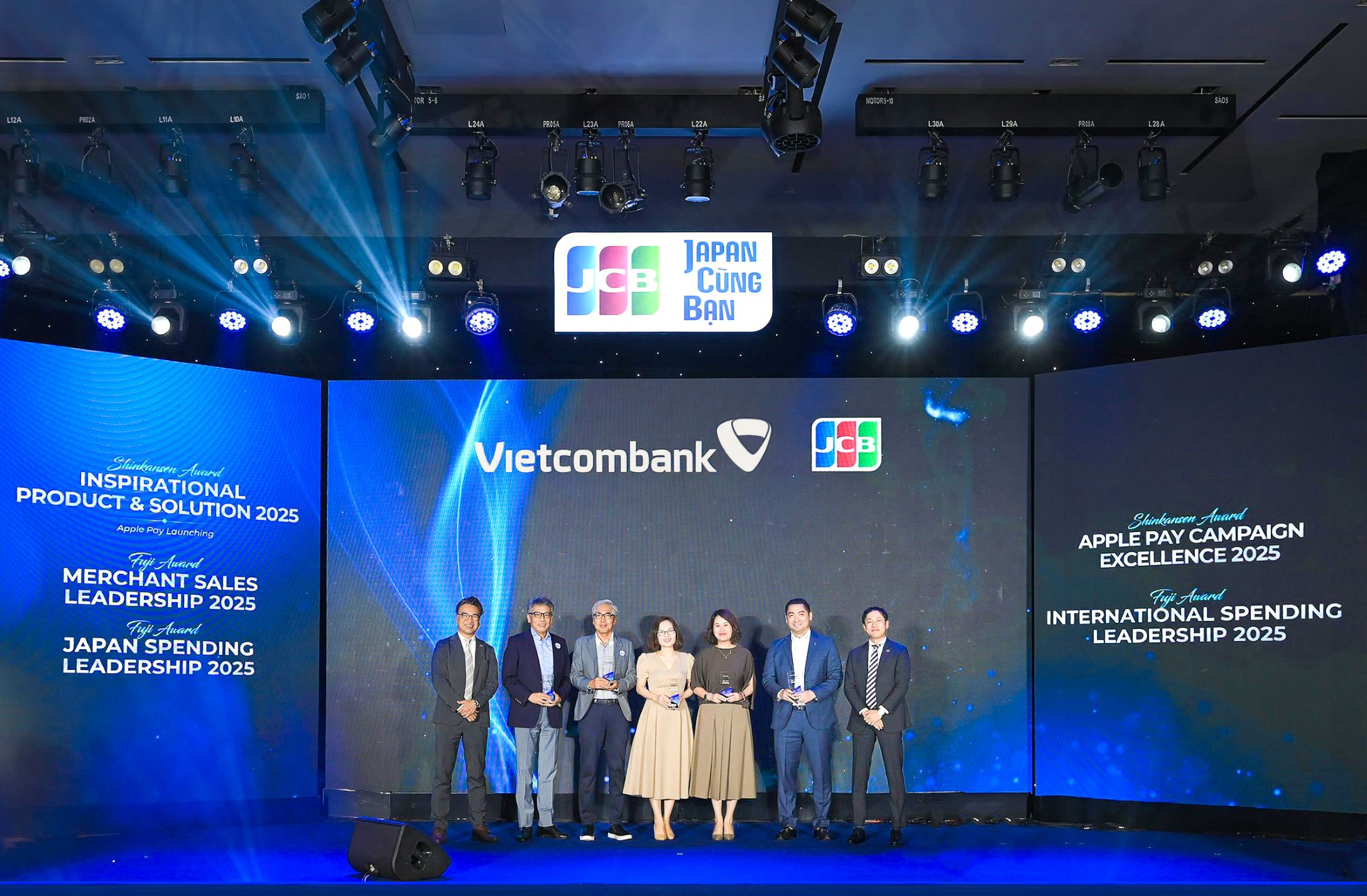 Đại diện Vietcombank nhận các giải thưởng từ JCB