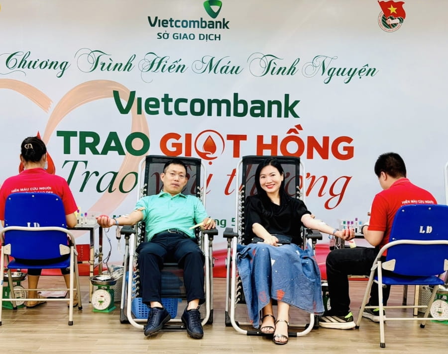 Ông Đặng Kiên Định - Bí thư Đảng ủy, Giám đốc Vietcombank Sở giao dịch và bà Chu Thị Hồng Minh - Phó Giám đốc BIDV Sở giao dịch 1 tham gia hiến máu tại chương trình