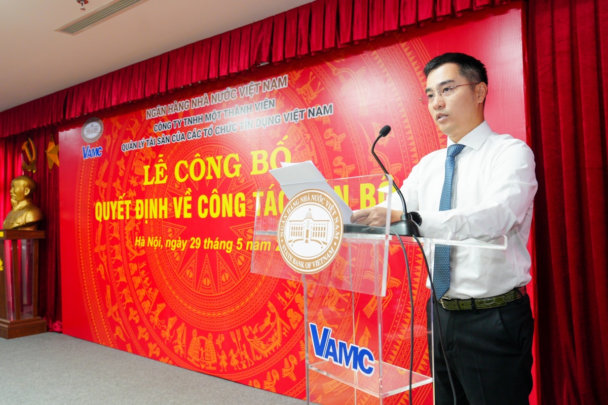 Đồng chí Trần Trung Dũng – Bí thư Đảng bộ, Chủ tịch Hội đồng thành viên VAMC phát biểu tại buổi lễ