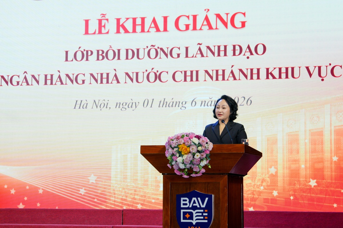 Đồng chí Trần Thu Huyền, Vụ trưởng Vụ Tổ chức cán bộ công bố Quyết định tổ chức Chương trình bồi dưỡng