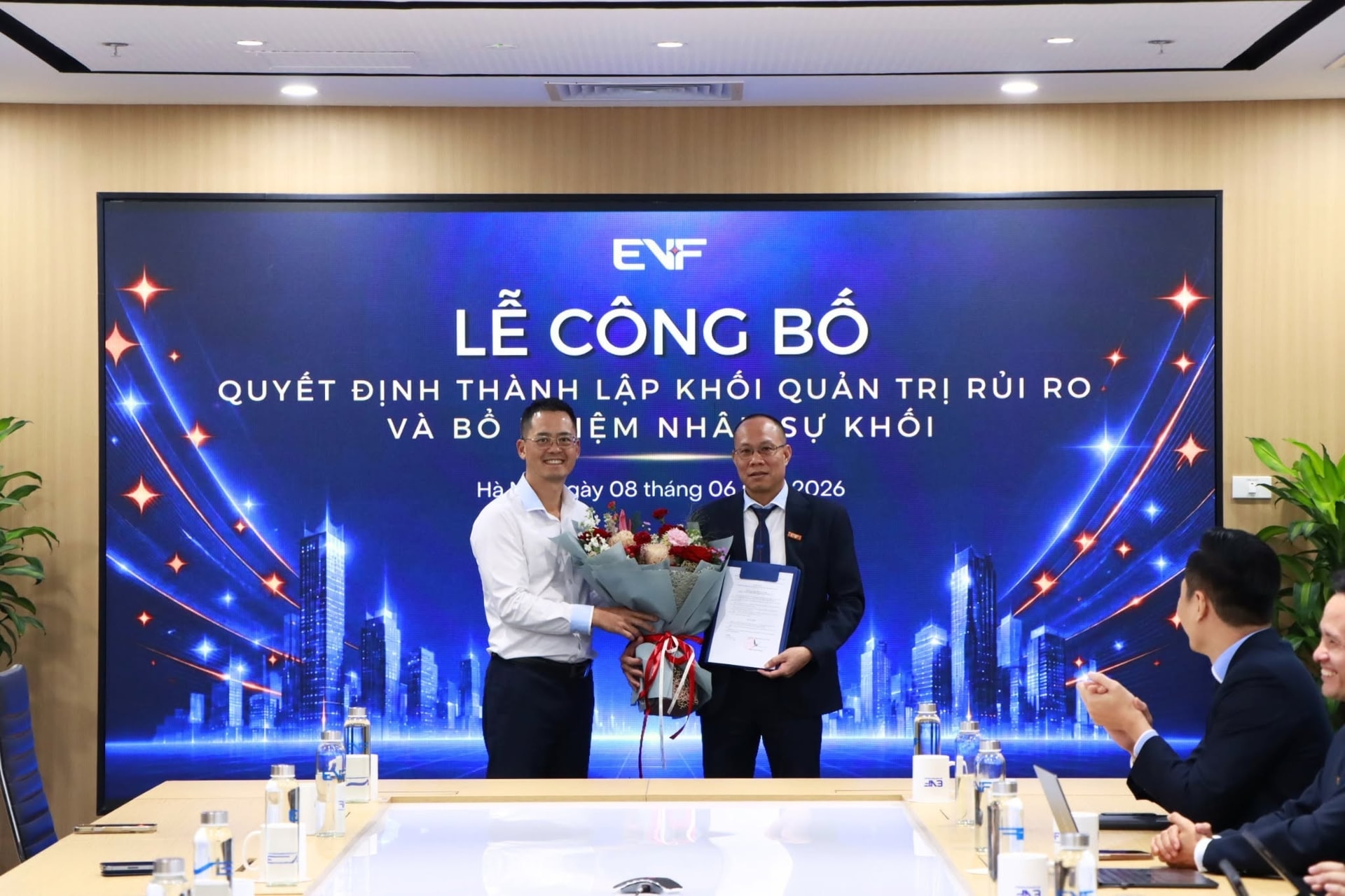 Chủ tịch HĐQT Phạm Trung Kiên (bên trái) và Giám đốc Khối Quản trị rủi ro ông Ngô Thế Thảo (bên phải).