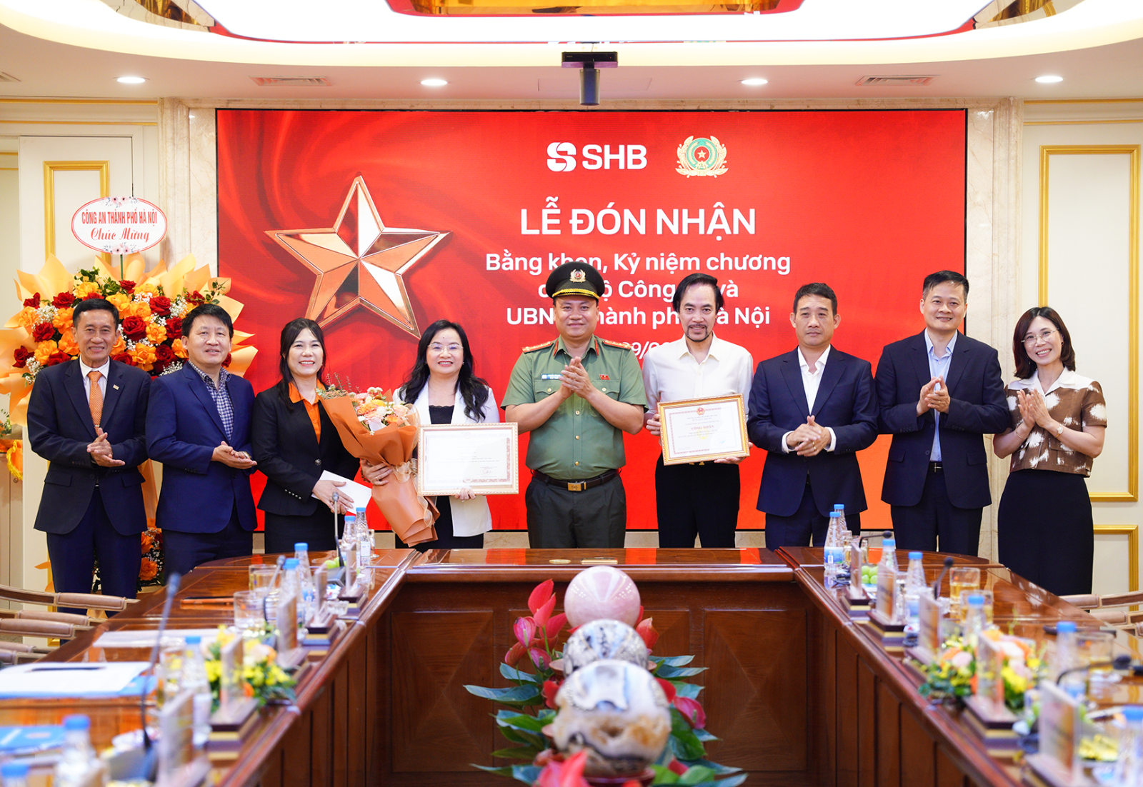 Đại tá Nguyễn Tiến Đạt, Phó giám đốc công an TP. Hà Nội trao bằng khen và công nhận tới đại diện lãnh đạo SHB