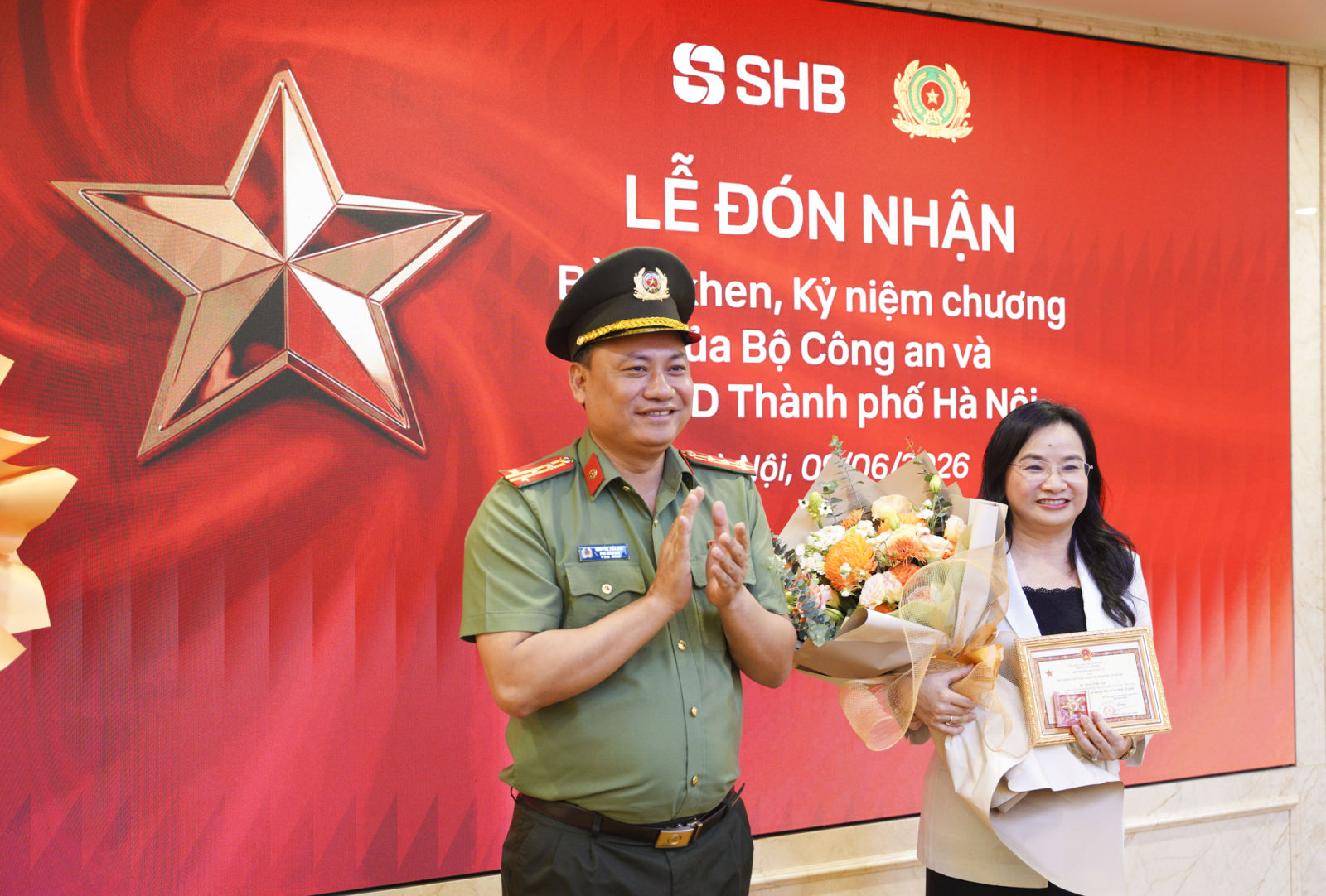 Tổng giám đốc Ngô Thu Hà vinh dự nhận Kỷ niệm chương Bảo vệ an ninh Tổ quốc