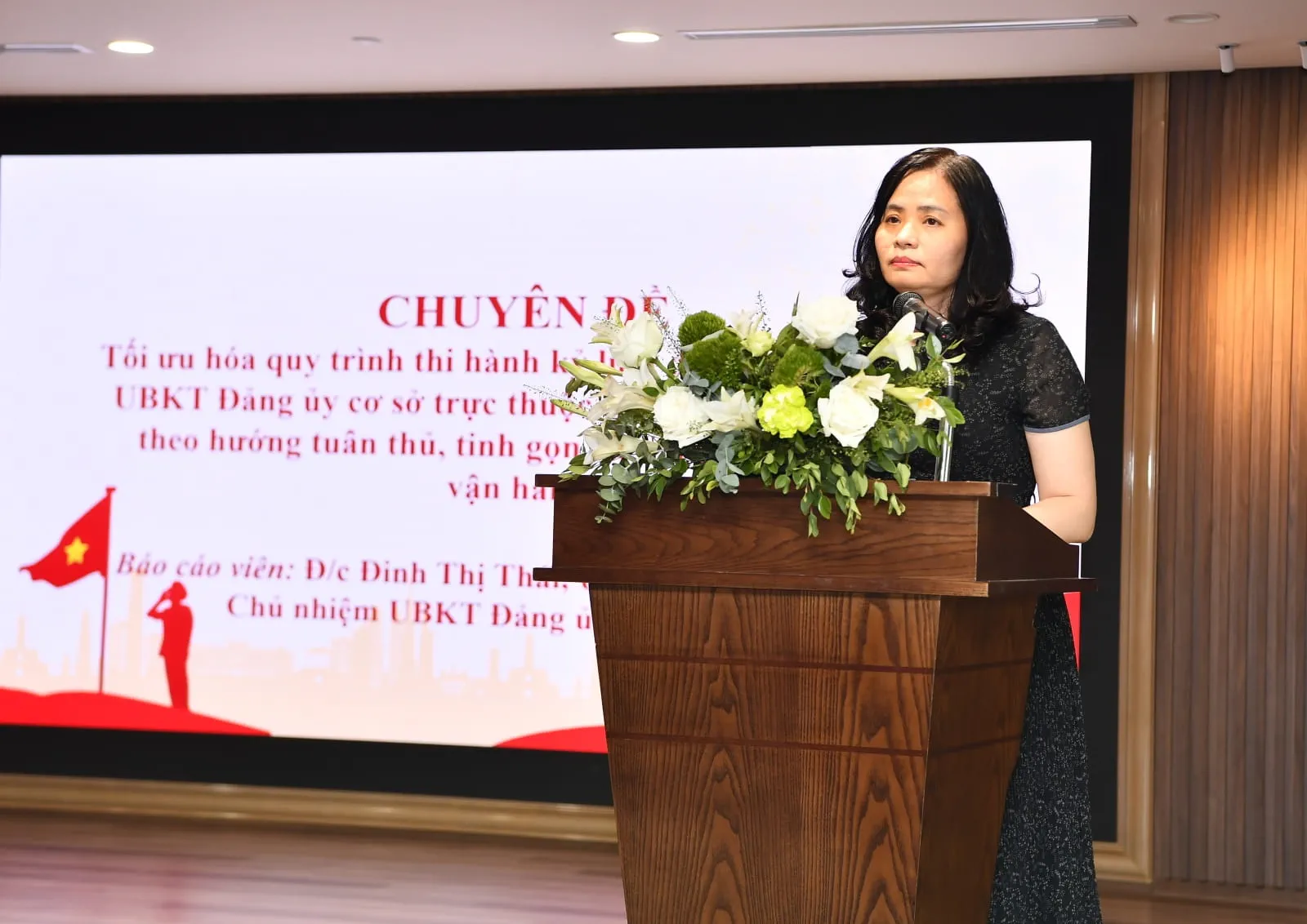 Đồng chí Đinh Thị Thái – Ủy viên Ban Thường vụ Đảng ủy, Chủ nhiệm Ủy ban Kiểm tra Đảng ủy, Trưởng Ban Kiểm soát Vietcombank trực tiếp truyền đạt chuyên đề và trao đổi nghiệp vụ về tối ưu hóa quy trình thi hành kỷ luật đảng của cấp ủy, Ủy ban Kiểm tra Đảng ủy cơ sở