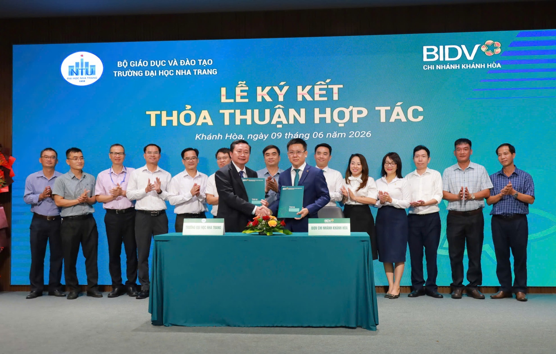 hợp tác