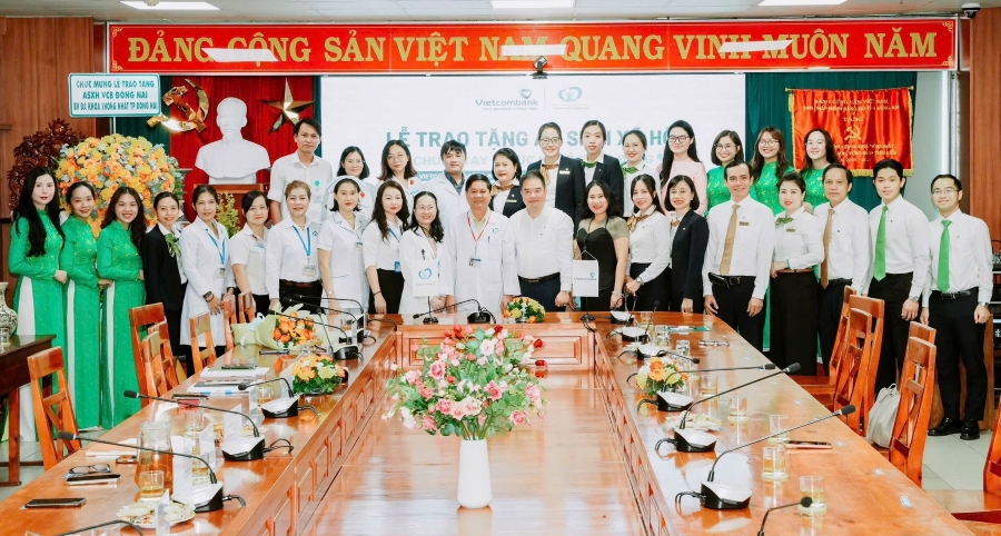 Đại diện Bệnh viện Đa khoa Thống Nhất và Vietcombank Đồng Nai chụp hình lưu niệm