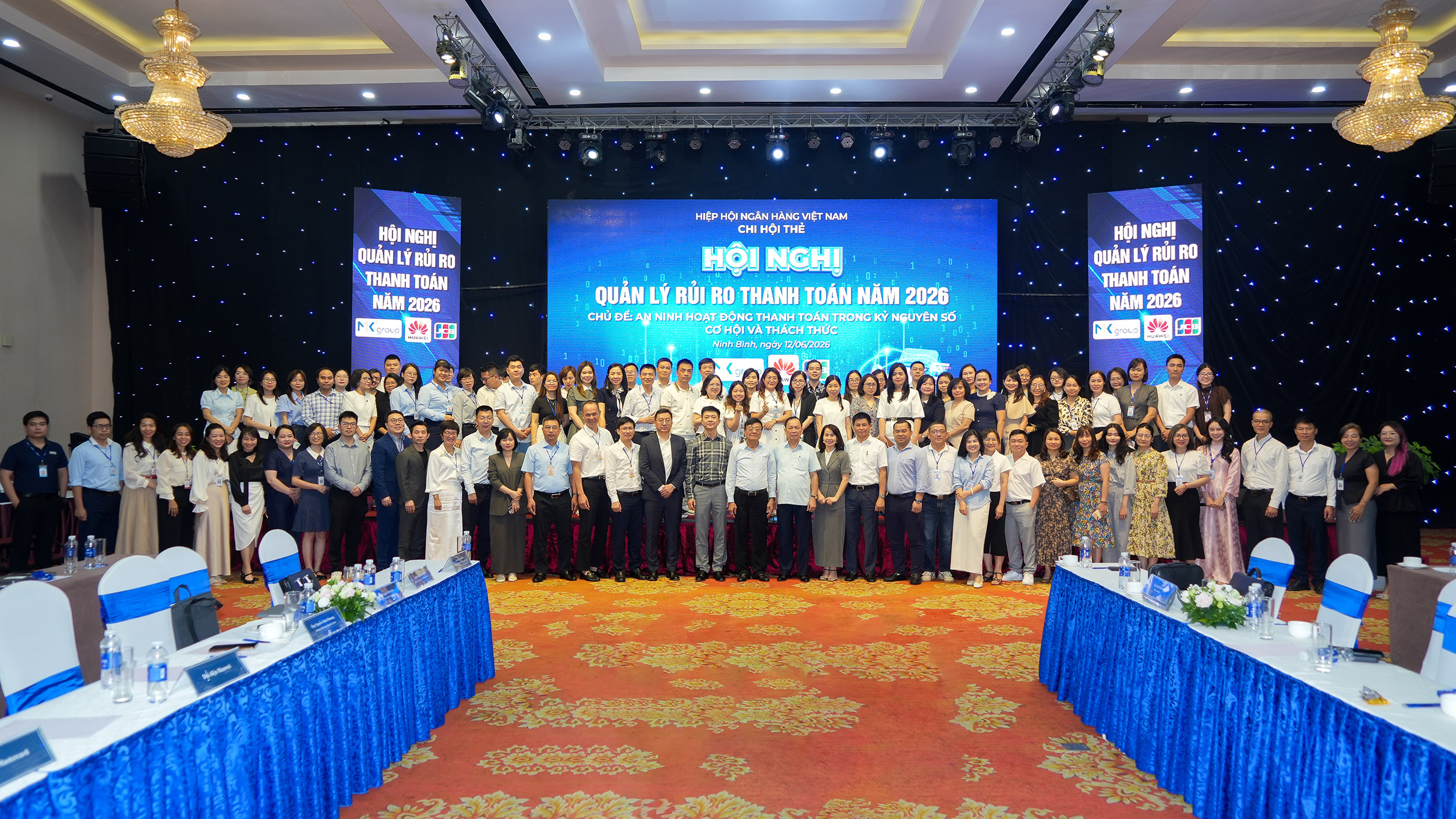 Các đại biểu tham dự hội nghị chụp anh lưu niệm