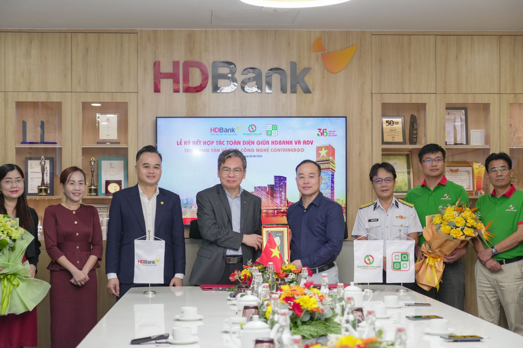 hợp tác