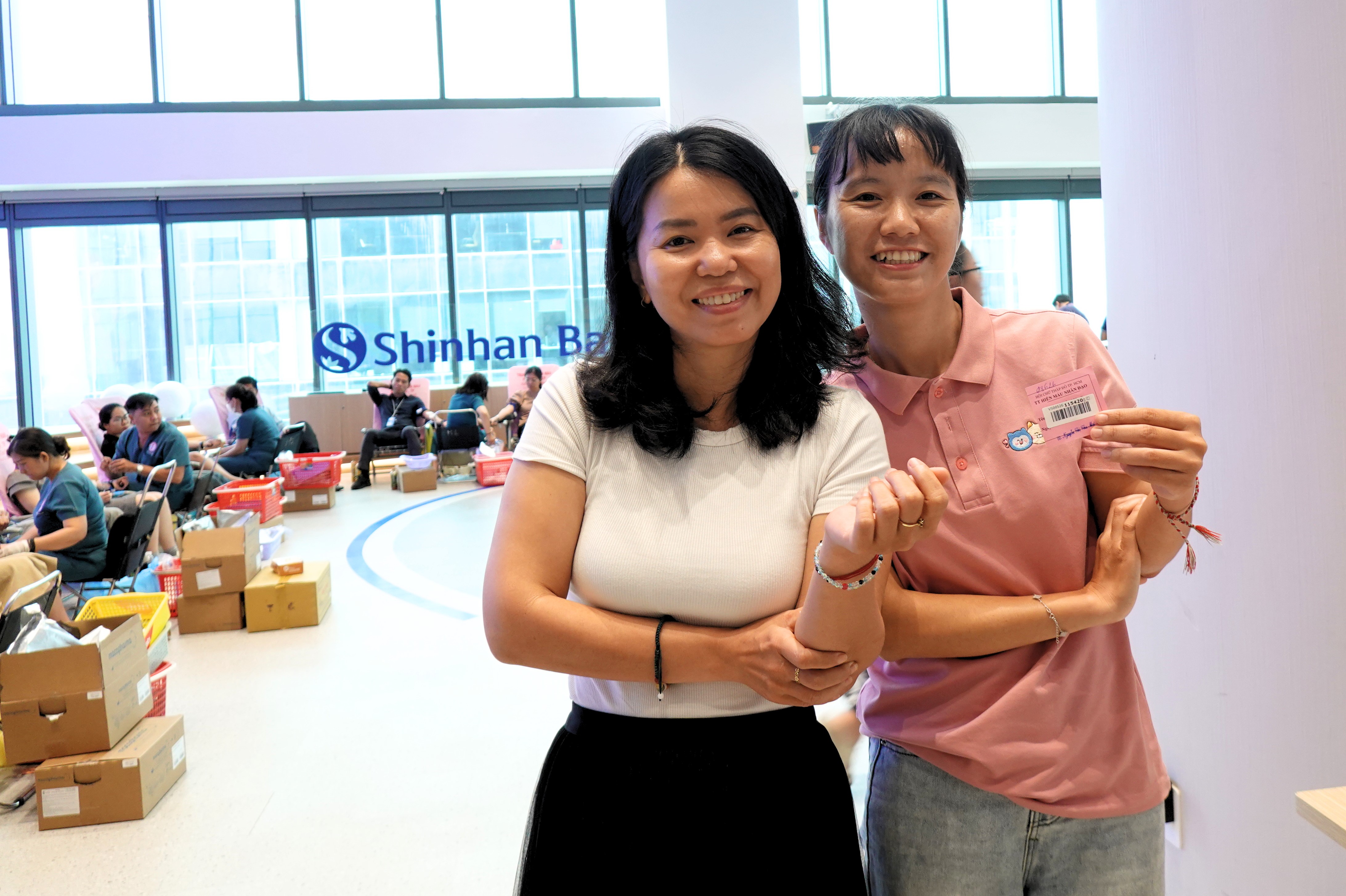 Nhân viên Shinhan Finance tích cực tham gia hiến máu. Ảnh: Shinhan Finance