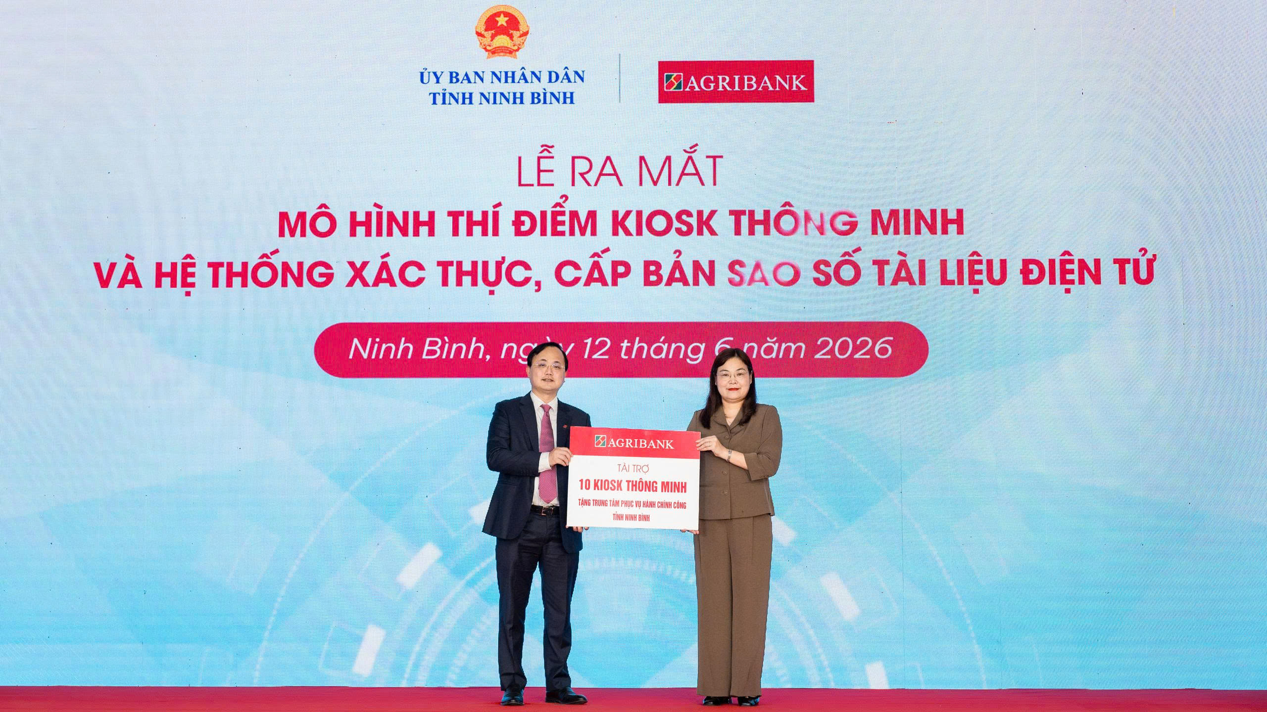 Đồng chí Tô Huy Vũ - Bí thư Đảng ủy, Chủ tịch HĐTV Agribank trao tặng tài trợ Kiosk thông minh cho tỉnh Ninh Bình