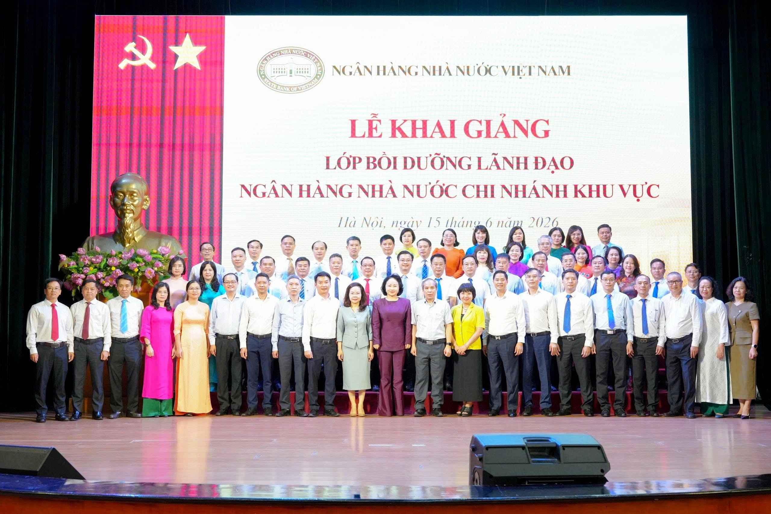 Phó Thống đốc Thường trực Đoàn Thái Sơn cùng Ban tổ chức và các học viên tại Lễ khai giảng
