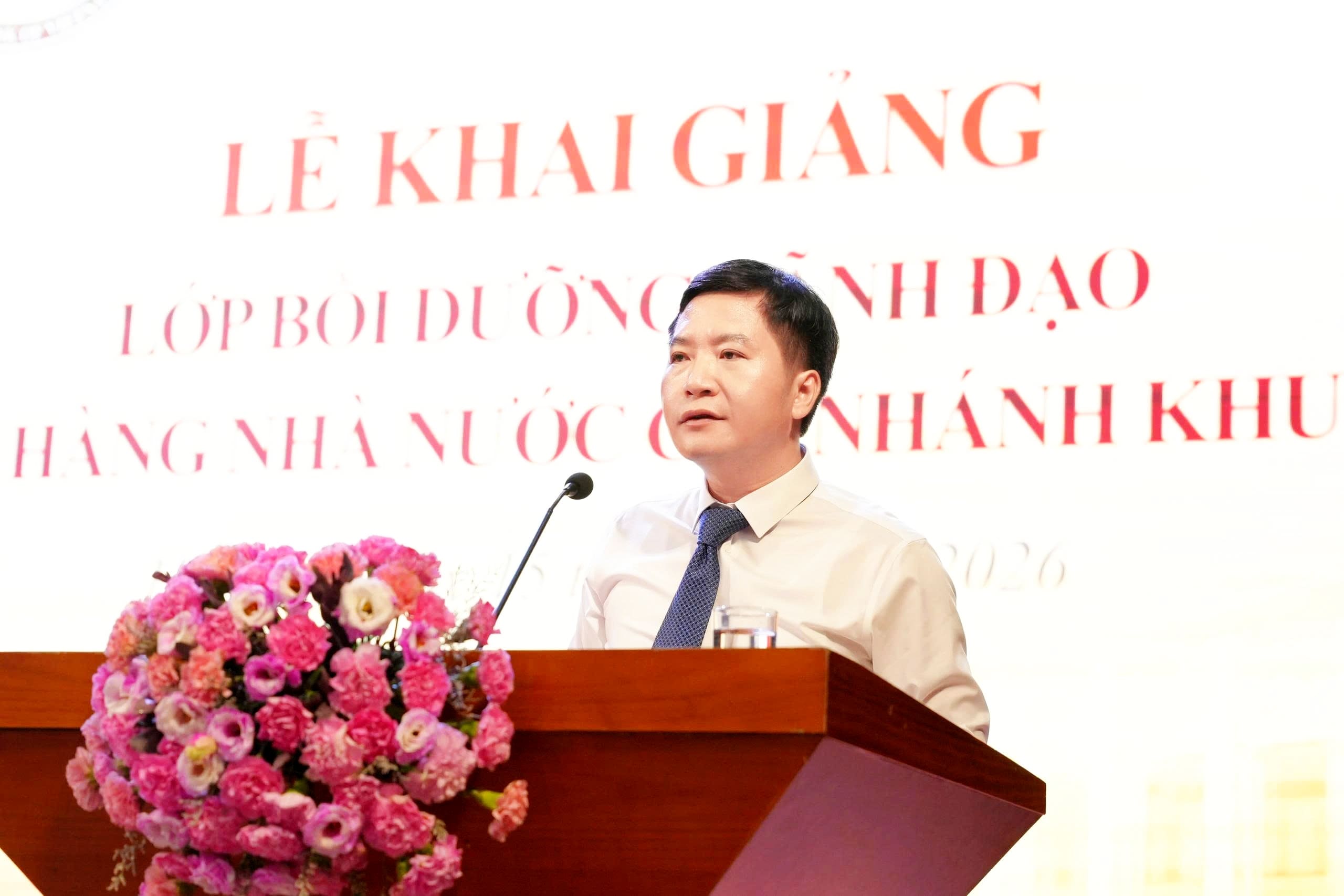 Đồng chí Mai Việt Trung, Phó Giám đốc NHNN chi nhánh Khu vực 6, Lớp trưởng lớp bồi dưỡng phát biểu tại Lễ khai giảng