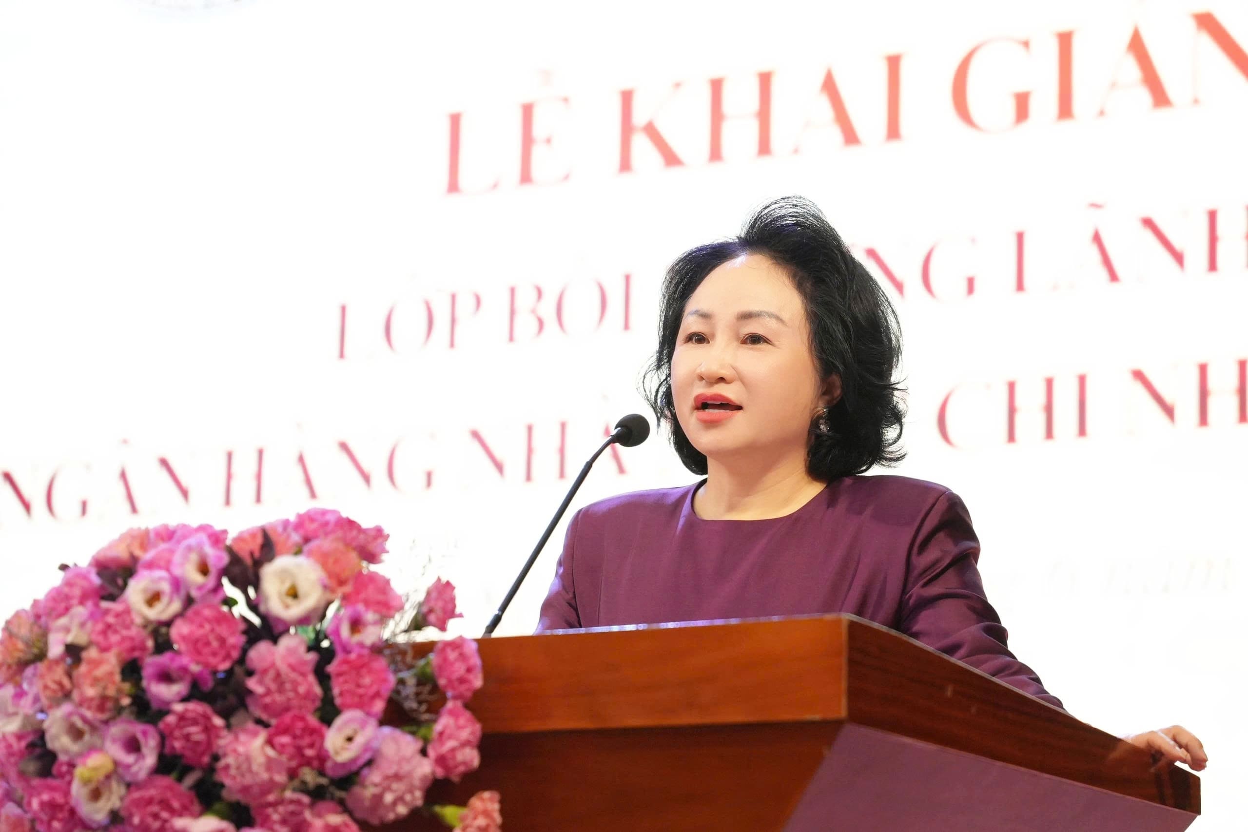 Đồng chí Trần Thu Huyền Ủy viên Ban Thường vụ Đảng ủy, Trưởng Ban Tổ chức Đảng ủy, Vụ trưởng Vụ Tổ chức cán bộ NHNN công bố Quyết định