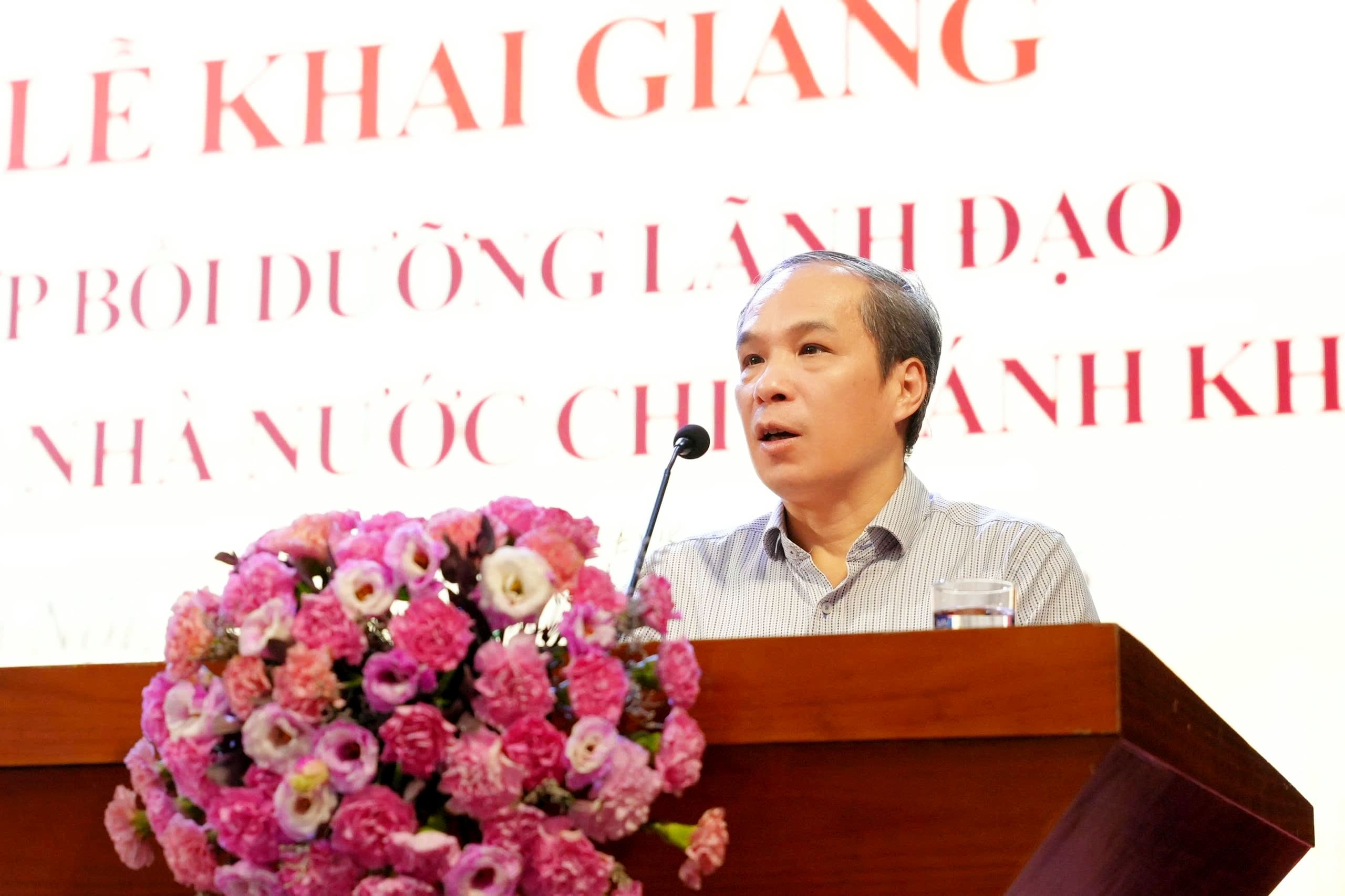 Đồng chí Đoàn Thái Sơn, Phó Bí thư Thường trực Đảng ủy, Phó Thống đốc Thường trực NHNN phát biểu tại Lễ khai giảng