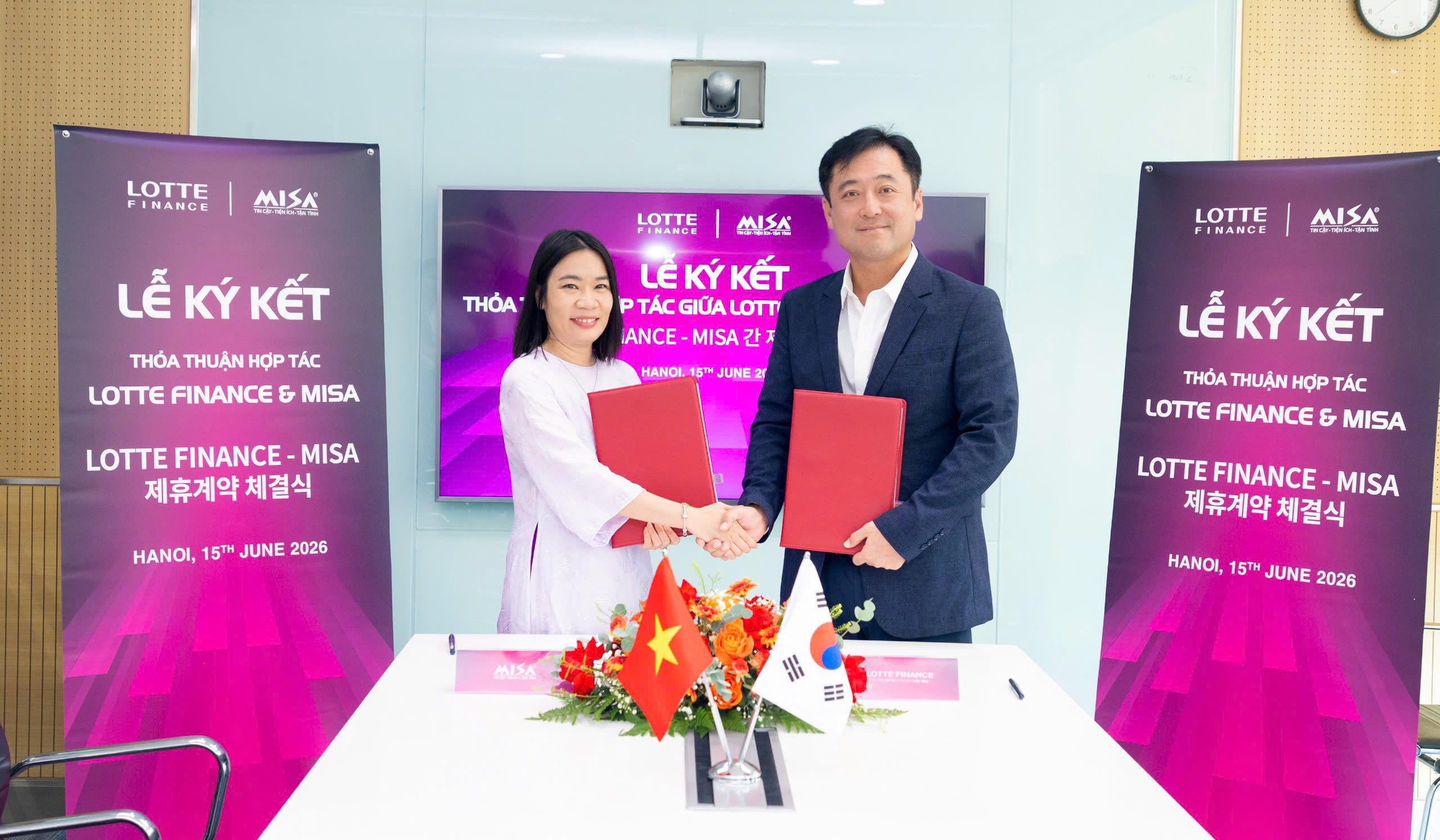 Tổng Giám đốc LOTTE Finance - ông Kong Sung Sik và Phó Tổng Giám đốc Tập đoàn MISA, Giám đốc Công ty CP JETPAY - Bà Nguyễn Thị Ngoan tại buổi lễ ký kết.