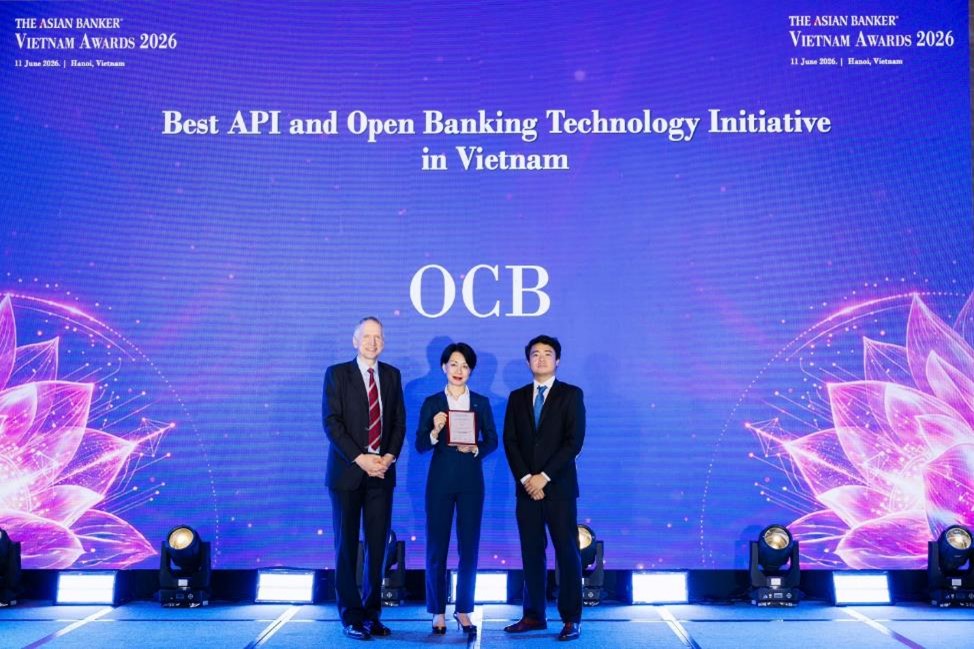 Đại diện lãnh đạo OCB nhận giải tại The Asian Banker Vietnam Awards 2026 