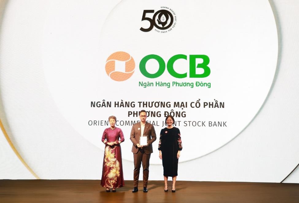 Đại diện OCB nhận chứng nhận Top 50 Doanh nghiệp Phát triển Bền vững Tiêu biểu Việt Nam 2026