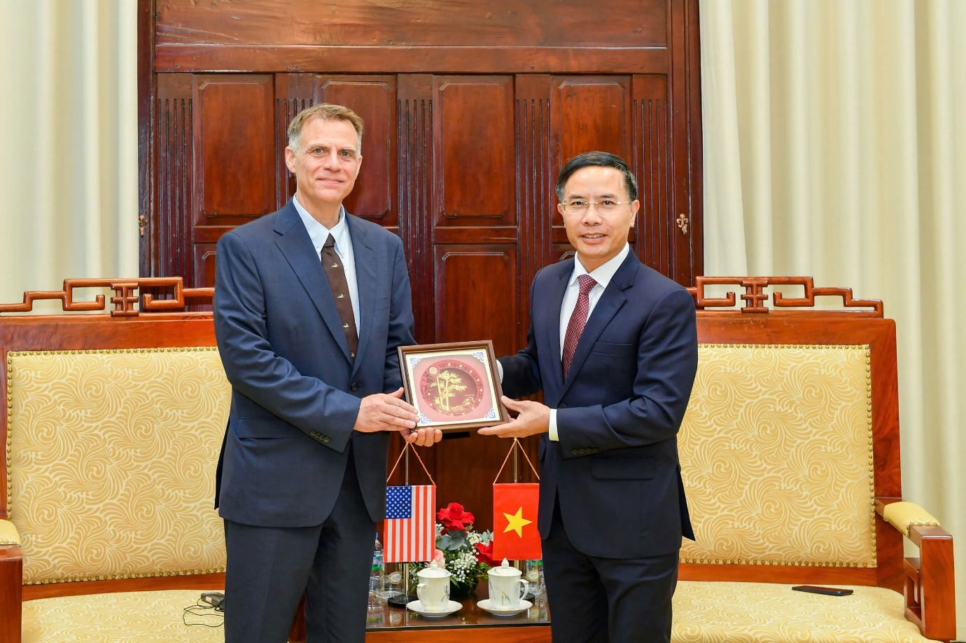 Thống đốc Phạm Đức Ấn trao quà lưu niệm cho ông Robert Kaproth