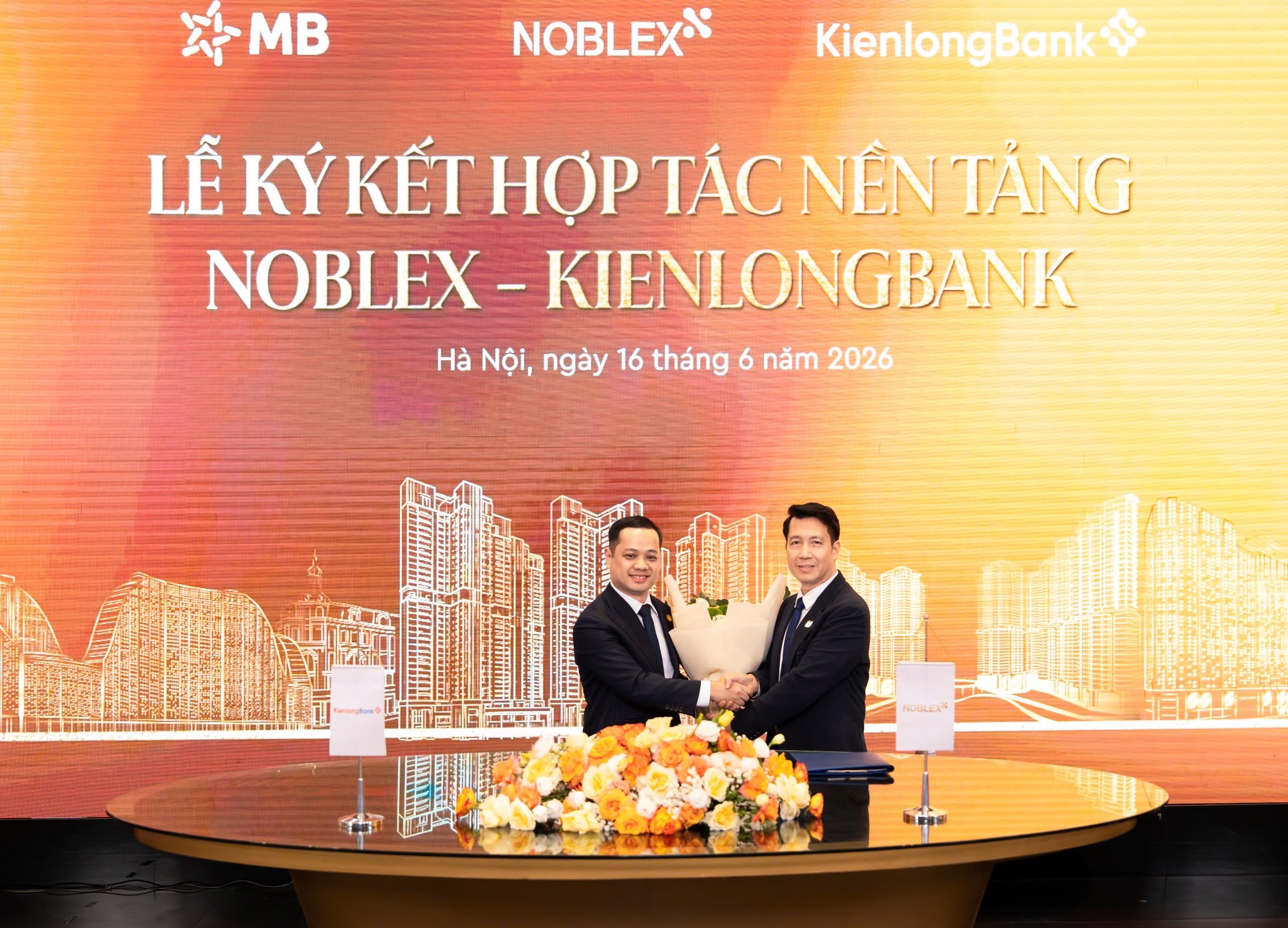 Đại diện Ngân hàng KienlongBank và NobleX tặng hoa tại lễ ký kết thỏa thuận hợp tác chiến lược