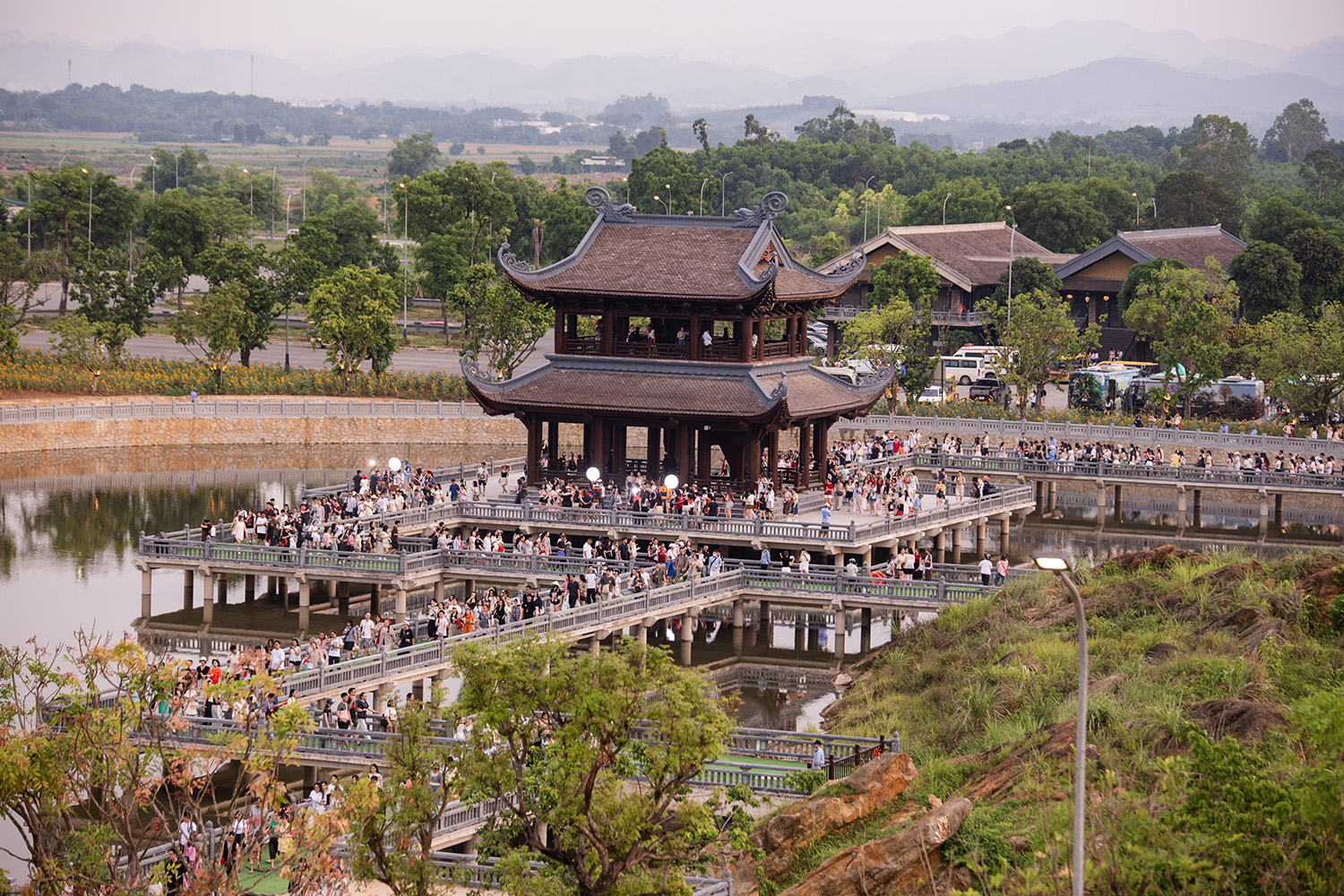 Lễ hội Âm nhạc và Sáng tạo Tràng An - Ninh Bình (Forestival 2026) với chủ đề “Chiến binh Bình Minh” thu hút đông đảo khán giả trẻ tham gia