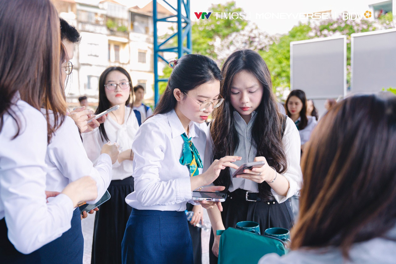 Cán bộ BIDV hỗ trợ sinh viên đăng ký thẻ BIDV Moneyverse MasterCard