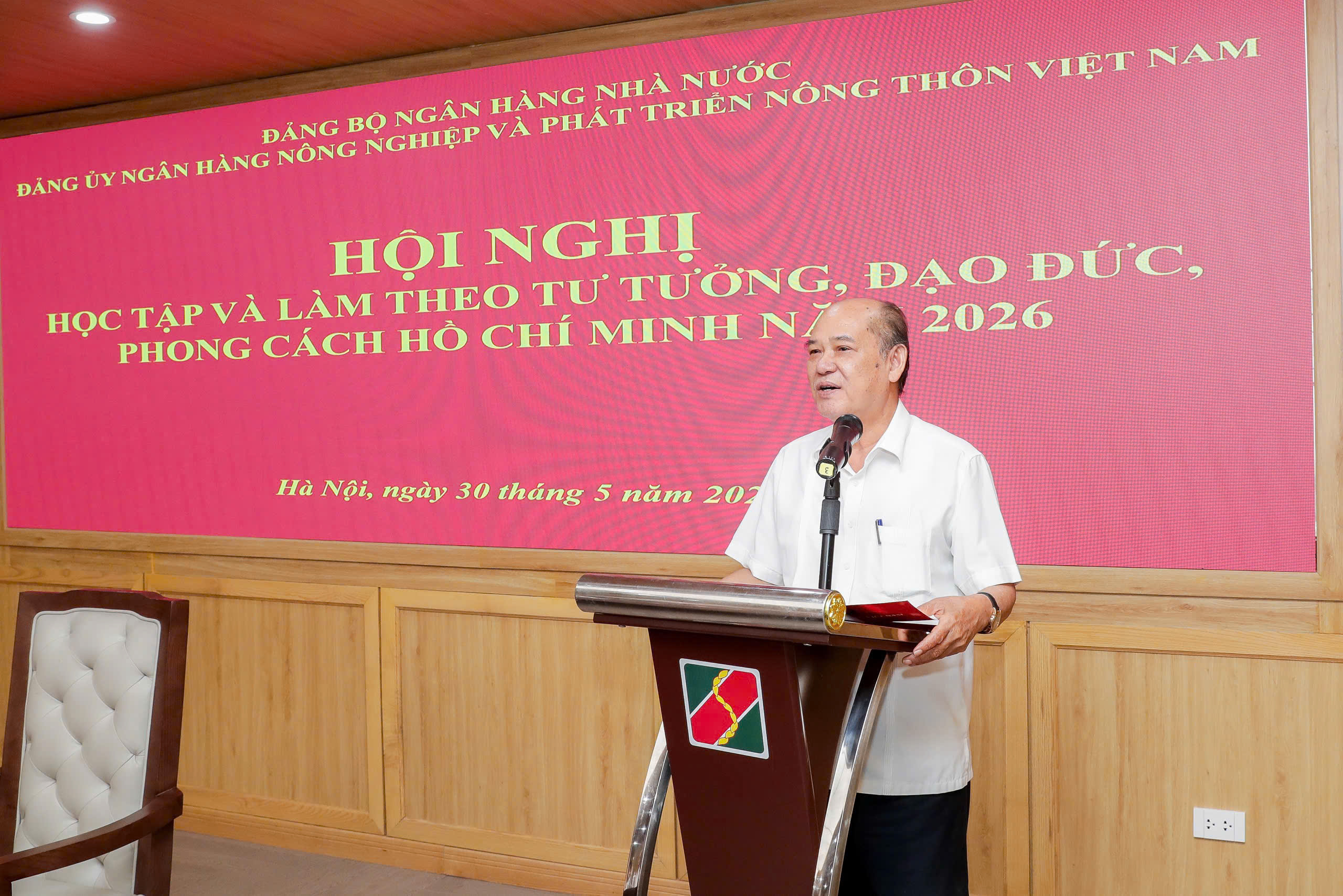 Đồng chí Nguyễn Đức Hà - Nguyên Vụ trưởng Vụ Cơ sở Đảng, Ban Tổ chức Trung ương, giảng viên cao cấp Học viện Chính trị Quốc gia Hồ Chí Minh trình bày chuyên đề tại Hội nghị.