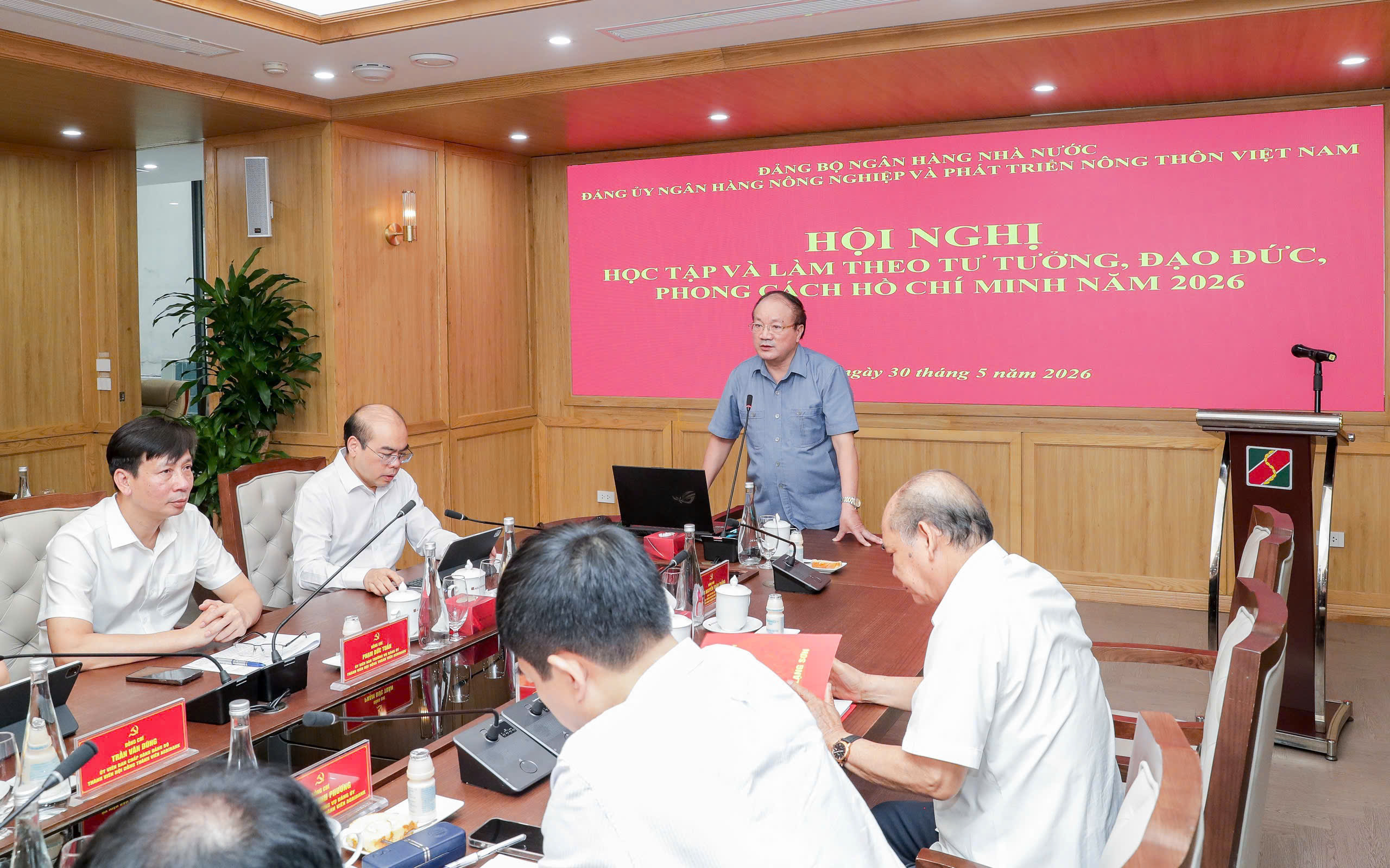 PGS.TS Nguyễn Toàn Thắng - Nguyên Viện trưởng Viện Văn hóa và Phát triển trình bày chuyên đề