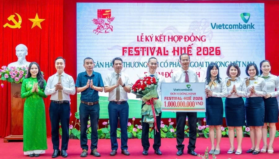 Ông Vũ Văn Hòa - Giám đốc Vietcombank Huế (thứ 5 từ trái sang) đại diện Vietcombank trao biển tượng trưng về việc đồng hành tại Festival Huế 2026