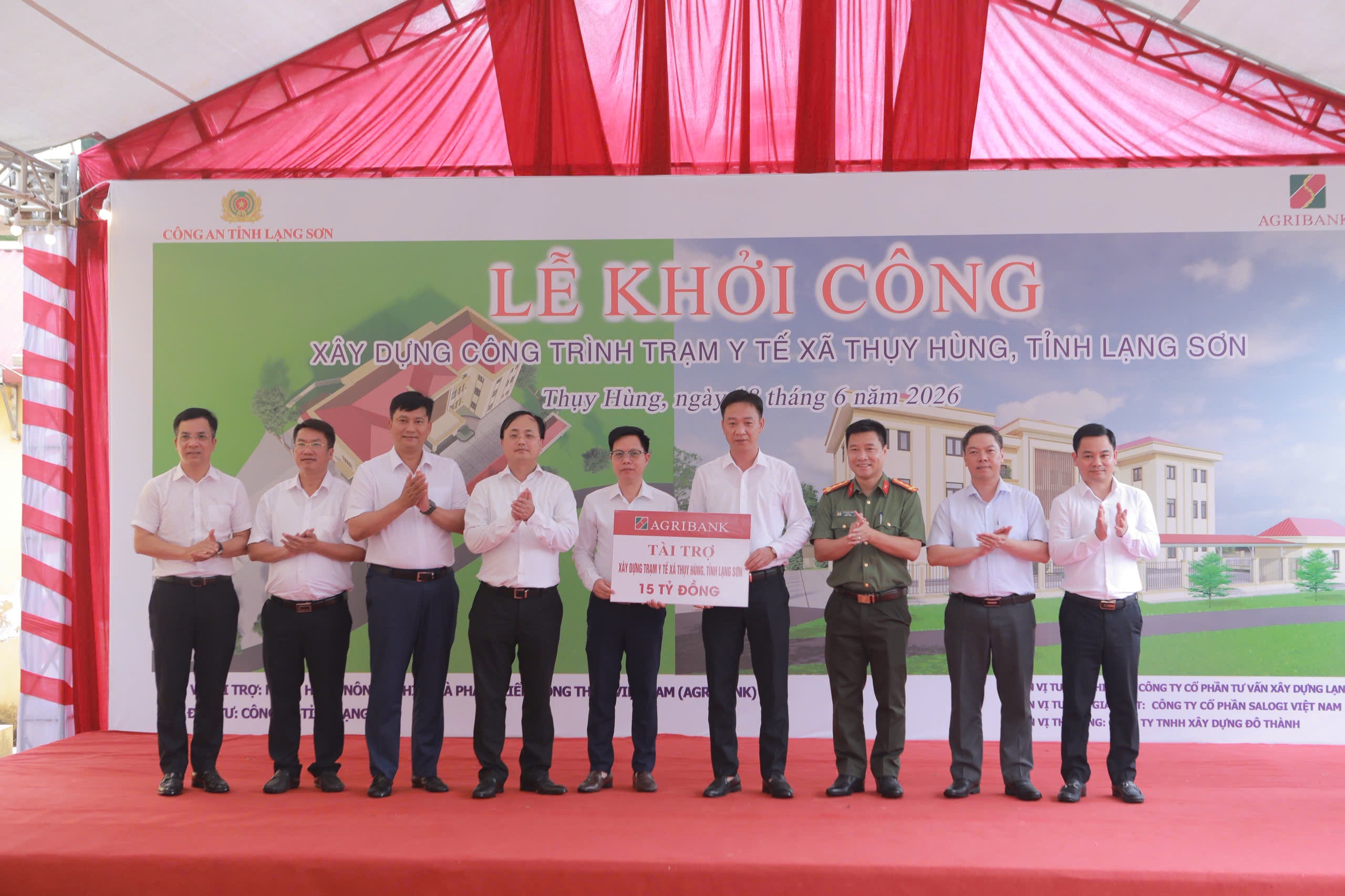 Các đại biểu thực hiện nghi thức khởi công xây dựng Trạm Y tế xã Thụy Hùng, tỉnh Lạng Sơn