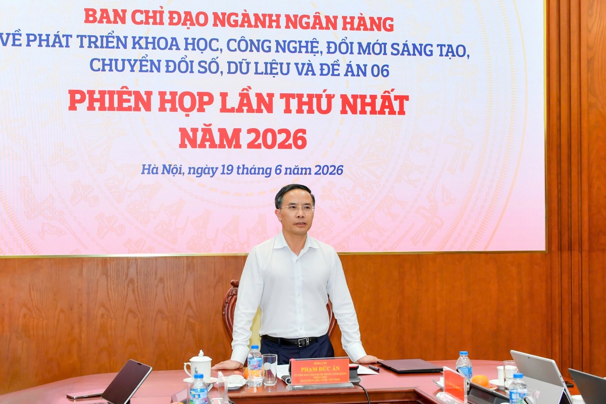 Thống đốc NHNN Phạm Đức Ấn, Trưởng Ban Chỉ đạo của ngành Ngân hàng về phát triển khoa học, công nghệ, đổi mới sáng tạo, chuyển đổi số và Đề án 06, chủ trì phiên họp lần thứ nhất của Ban Chỉ đạo