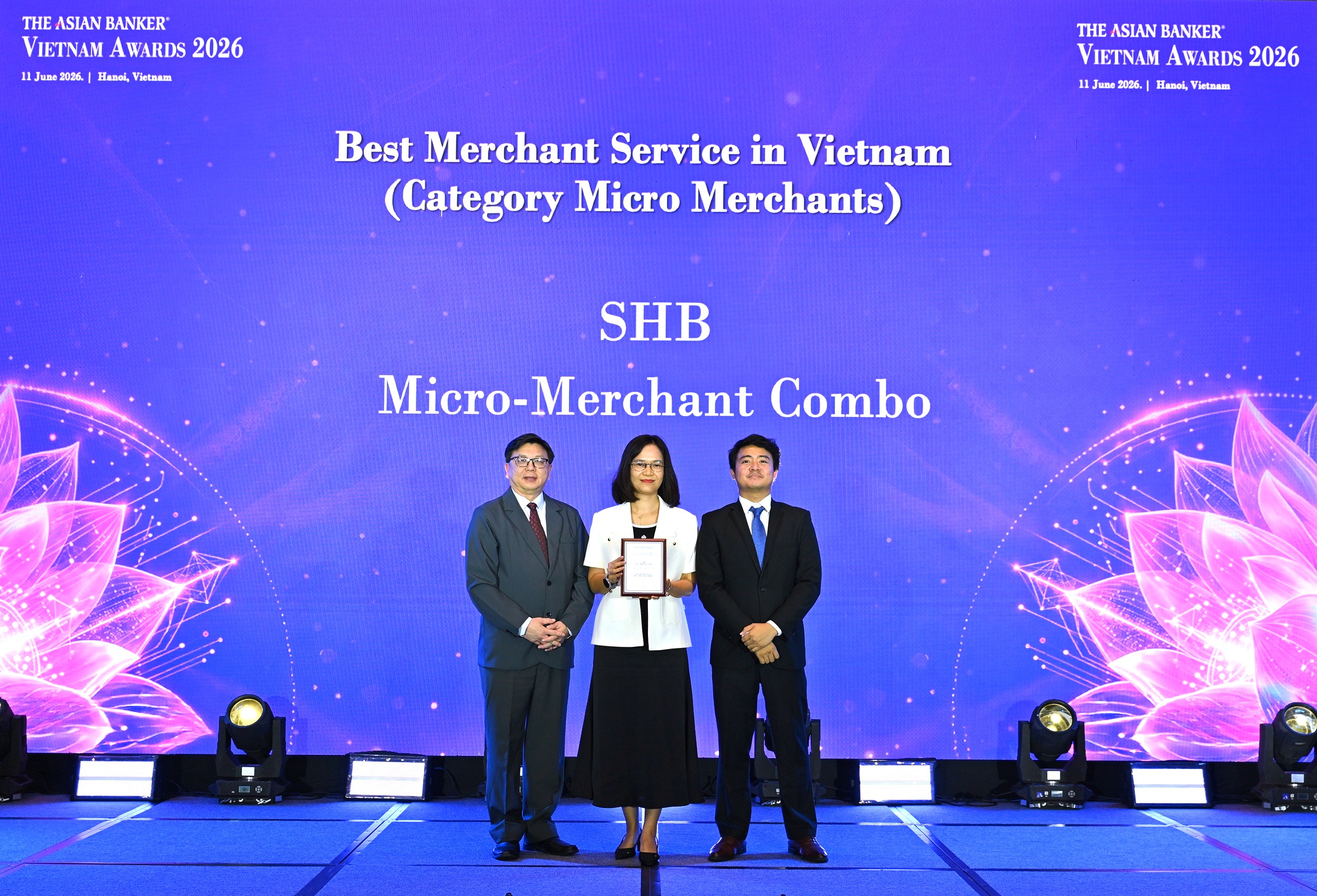 Ảnh 1: Bà Đoàn Thái Thanh Thủy – Phó giám đốc Khối Ngân hàng Bán lẻ SHB đại diện Ngân hàng nhận giải thưởng