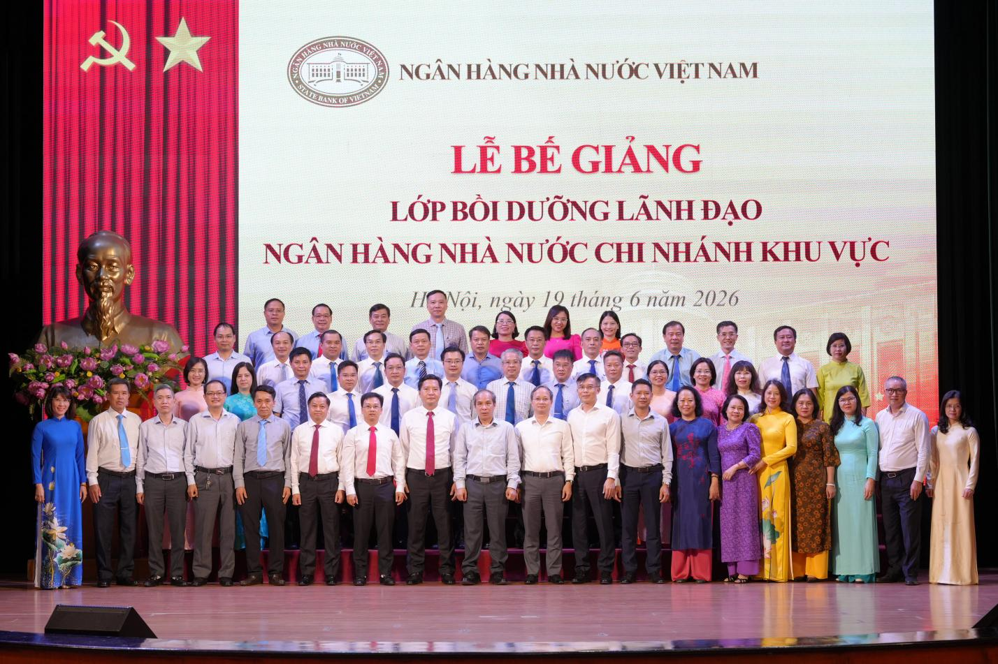 Phó Thống đốc Thường trực NHNN Đoàn Thái Sơn chụp ảnh lưu niệm cùng Ban tổ chức và các học viên