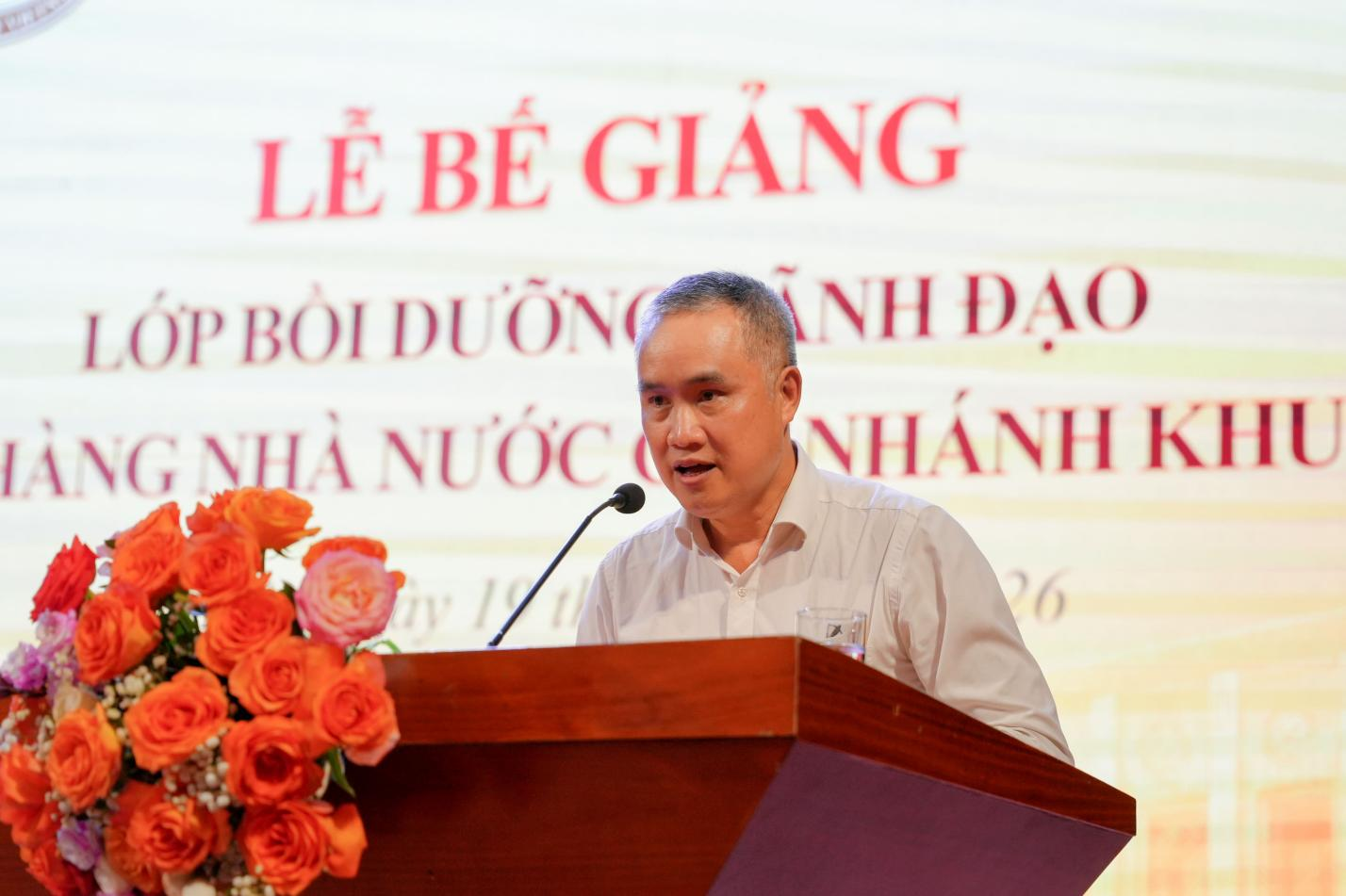 Đồng chí Nguyễn Đức Lệnh, Phó Giám đốc NHNN chi nhánh Khu vực 2 phát biểu tại lễ bế giảng