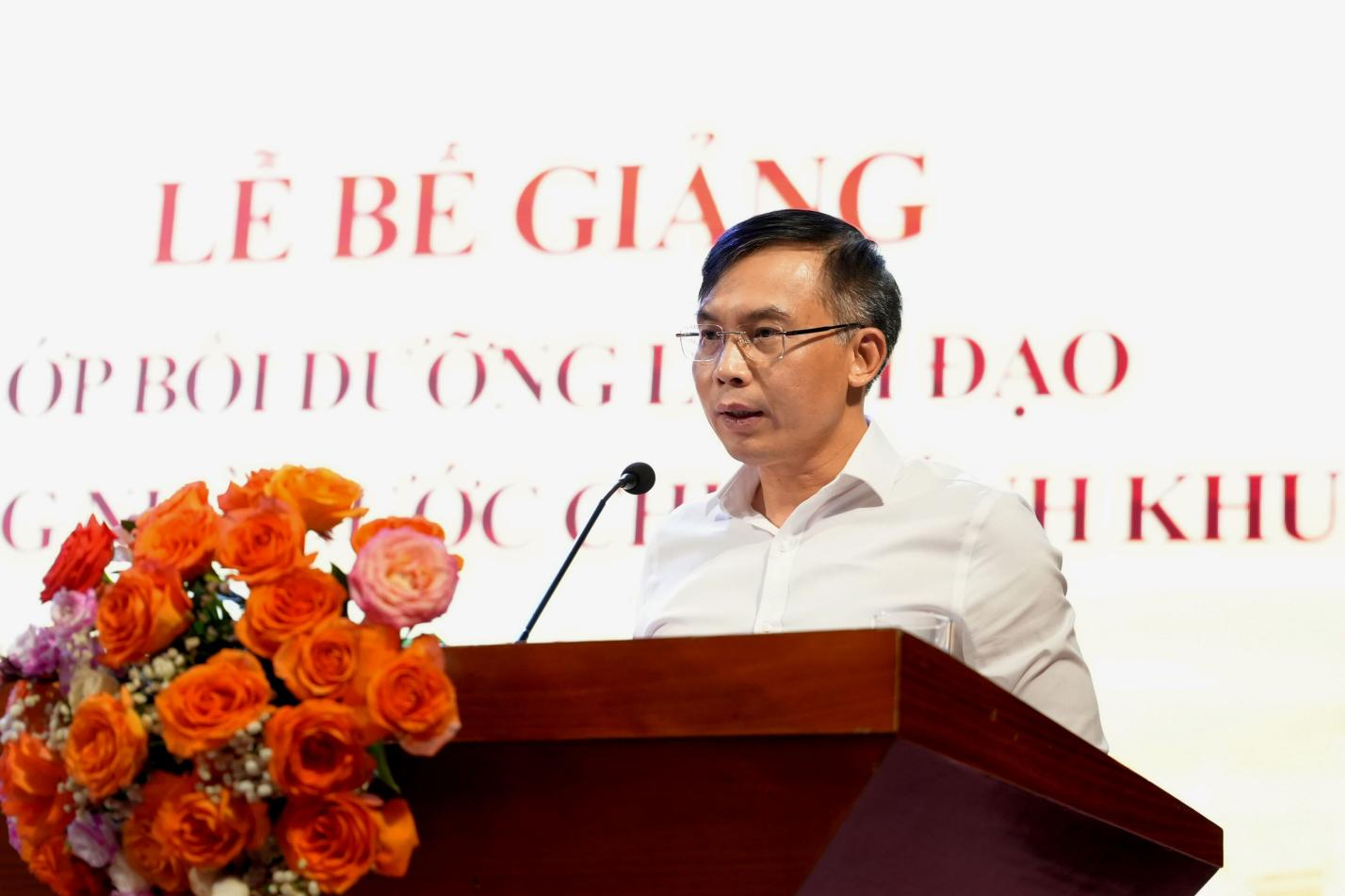 Đồng chí Lê Việt Hùng, Phó Vụ trưởng Vụ Tổ chức cán bộ NHNN báo cáo tổng kết chương trình