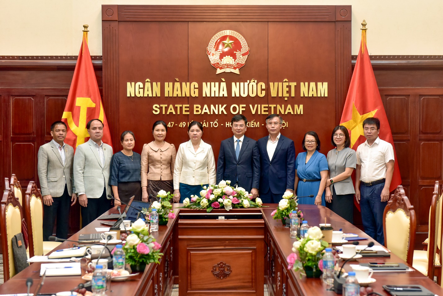 Phó Thống đốc Phạm Thanh Hà cùng Đoàn công tác Ngân hàng CHDCND Lào chụp ảnh lưu niệm